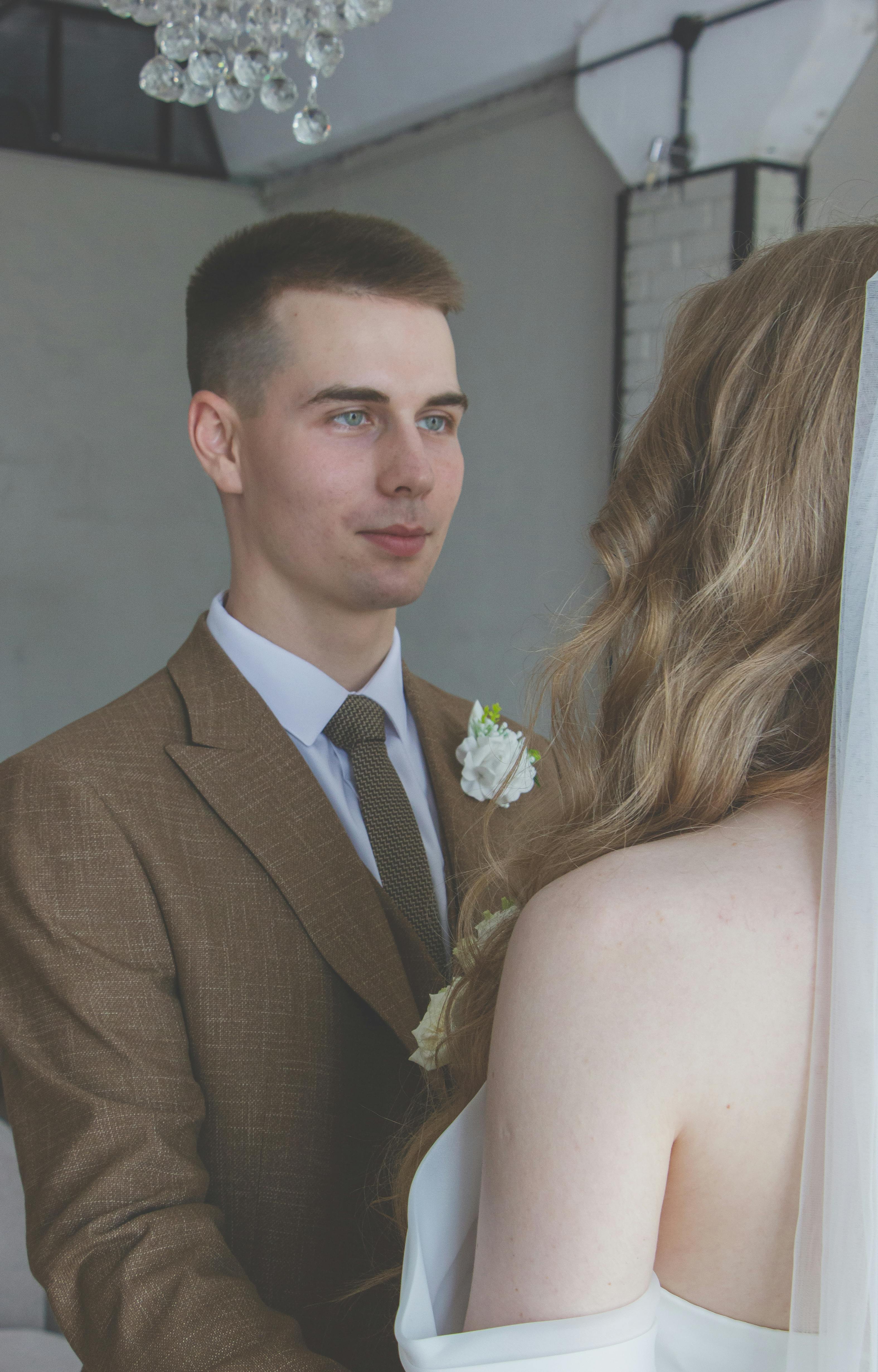 El novio mirando a su novia | Fuente: Pexels