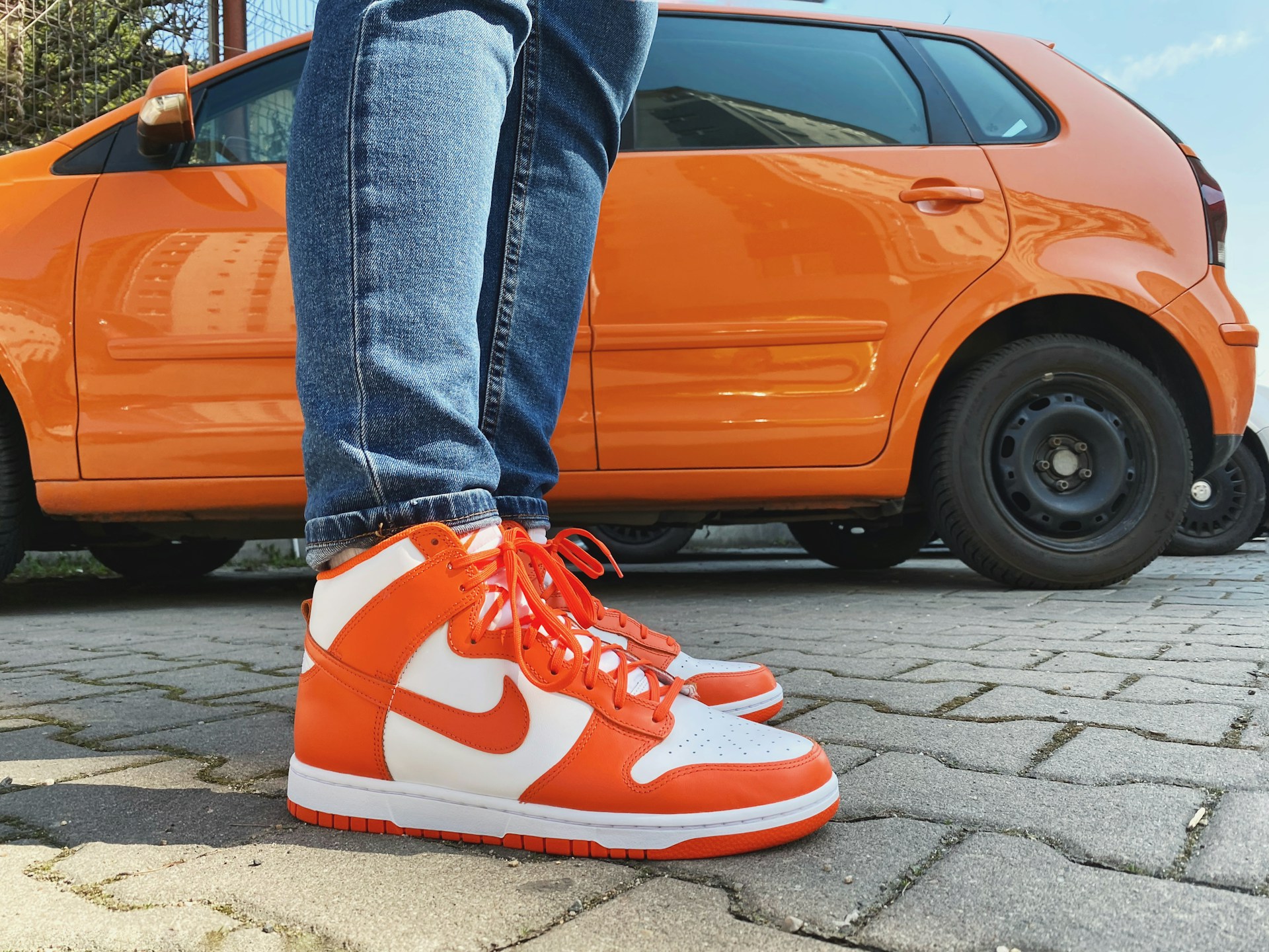 Un hombre con zapatos de marca junto a un automóvil | Fuente: Unsplash