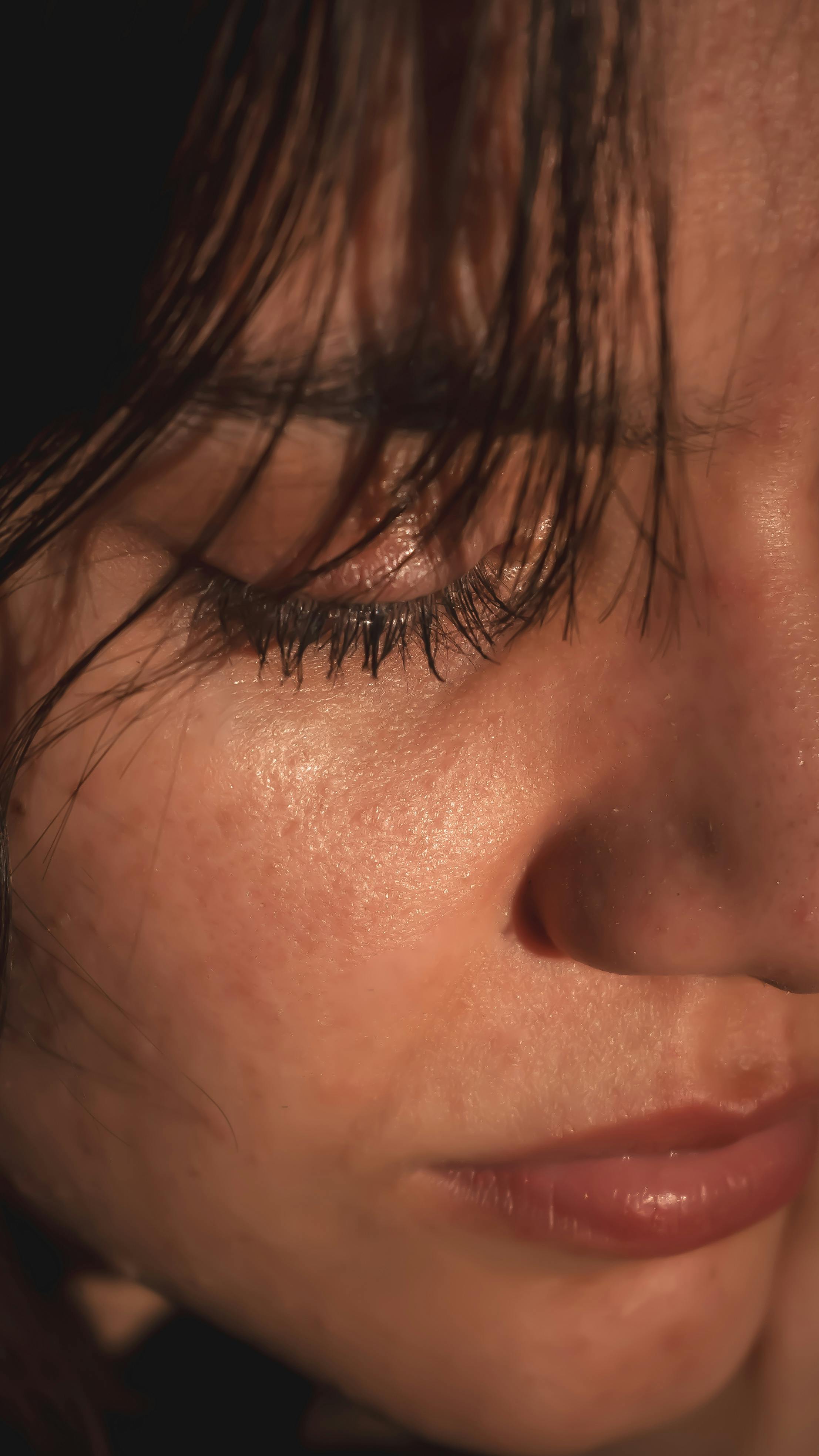 Una mujer triste mirando hacia abajo | Fuente: Pexels