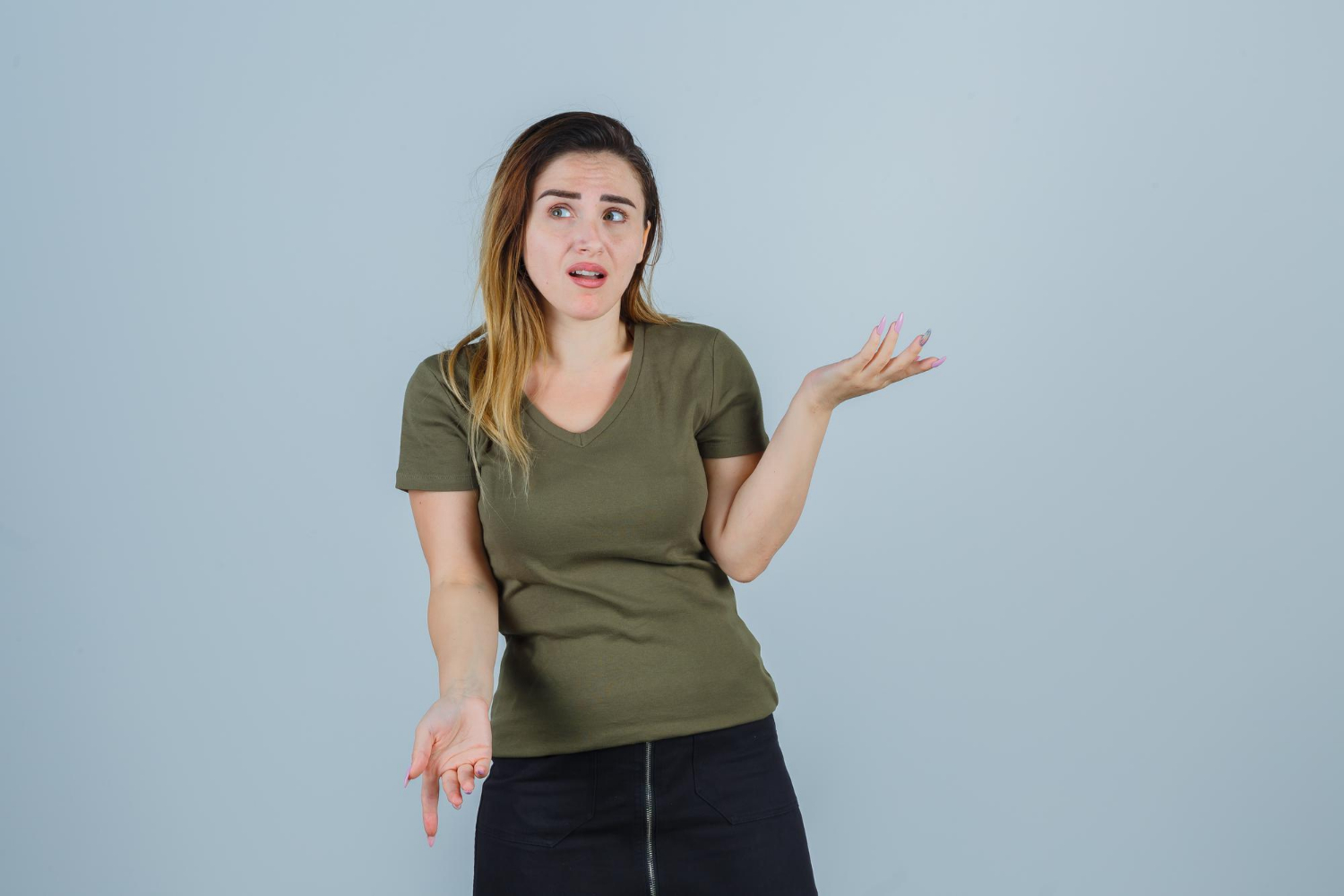 Una mujer gesticula indiferente | Fuente: Freepik