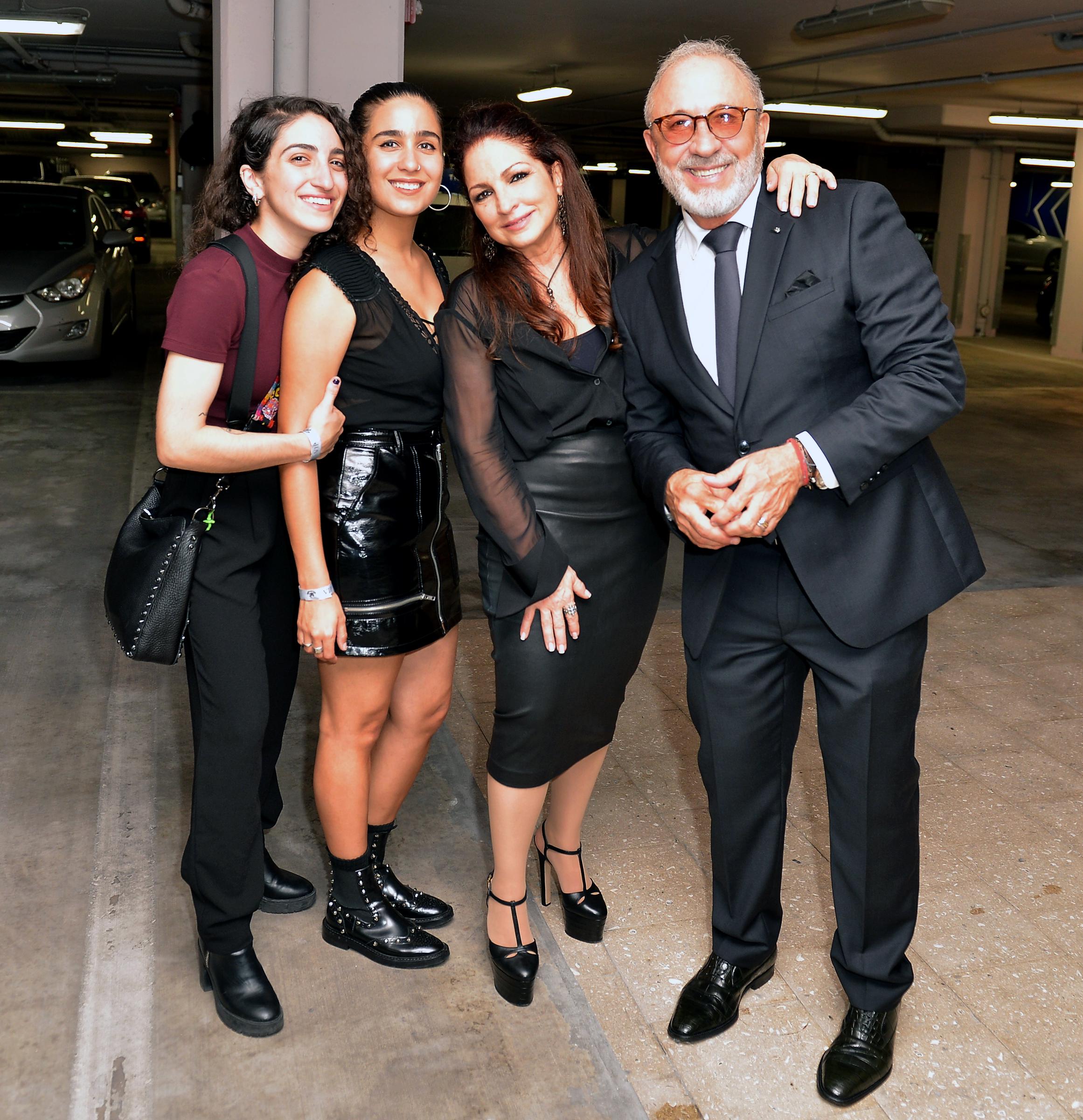Emily Estefan, Geremy Hernández, Gloria Estefan y Emilio Estefan asistieron a la Serie de Presentaciones del Distrito de Diseño de Miami en el Palm Court del Distrito de Diseño de Miami el 12 de abril de 2019 en Miami, Florida. | Fuente: Getty Images