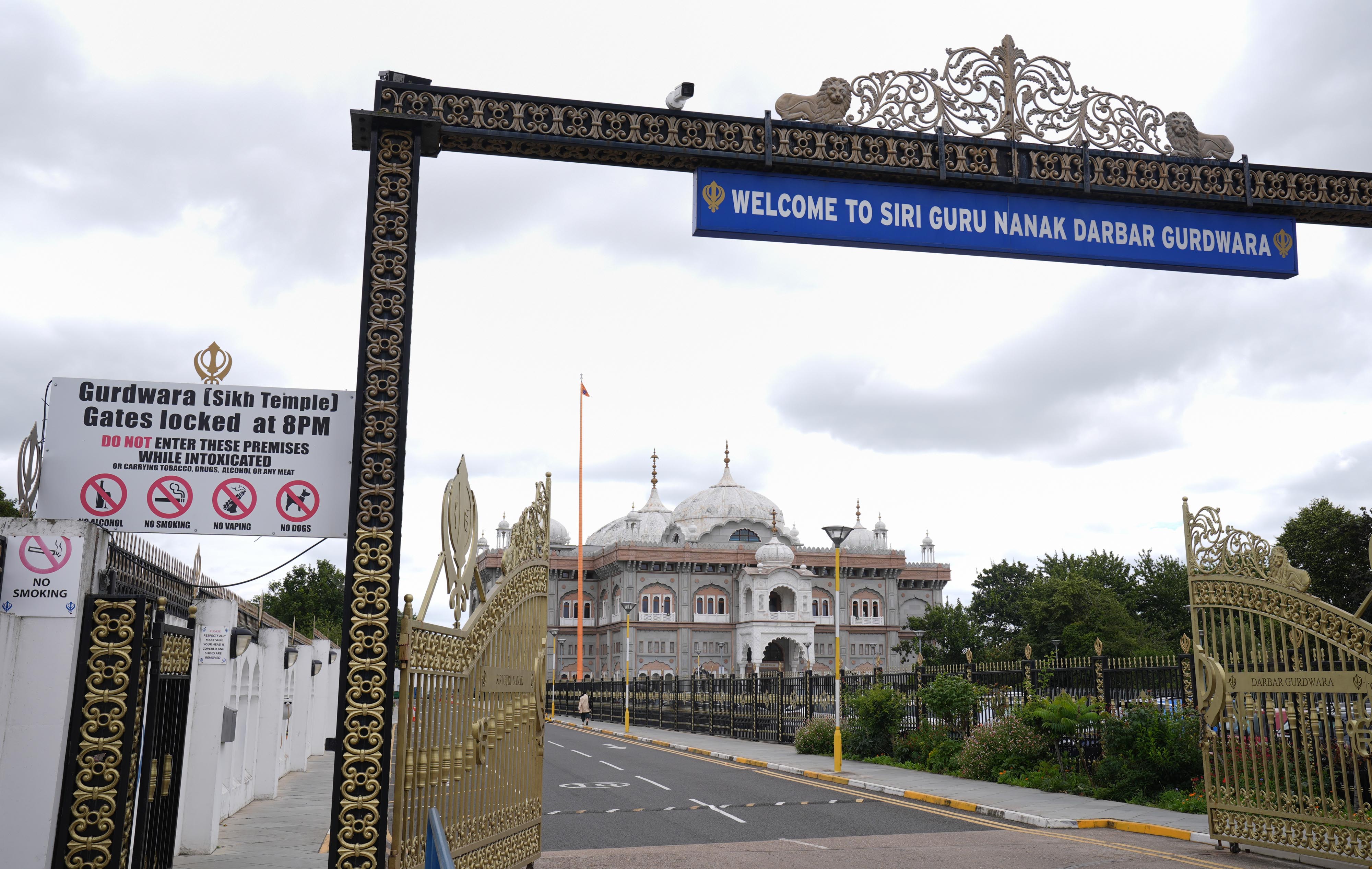 Puerta principal del templo Guru Nanak Darbar Gurdwara en Gravesend, Inglaterra, el 12 de julio de 2024. | Fuente: Getty Images