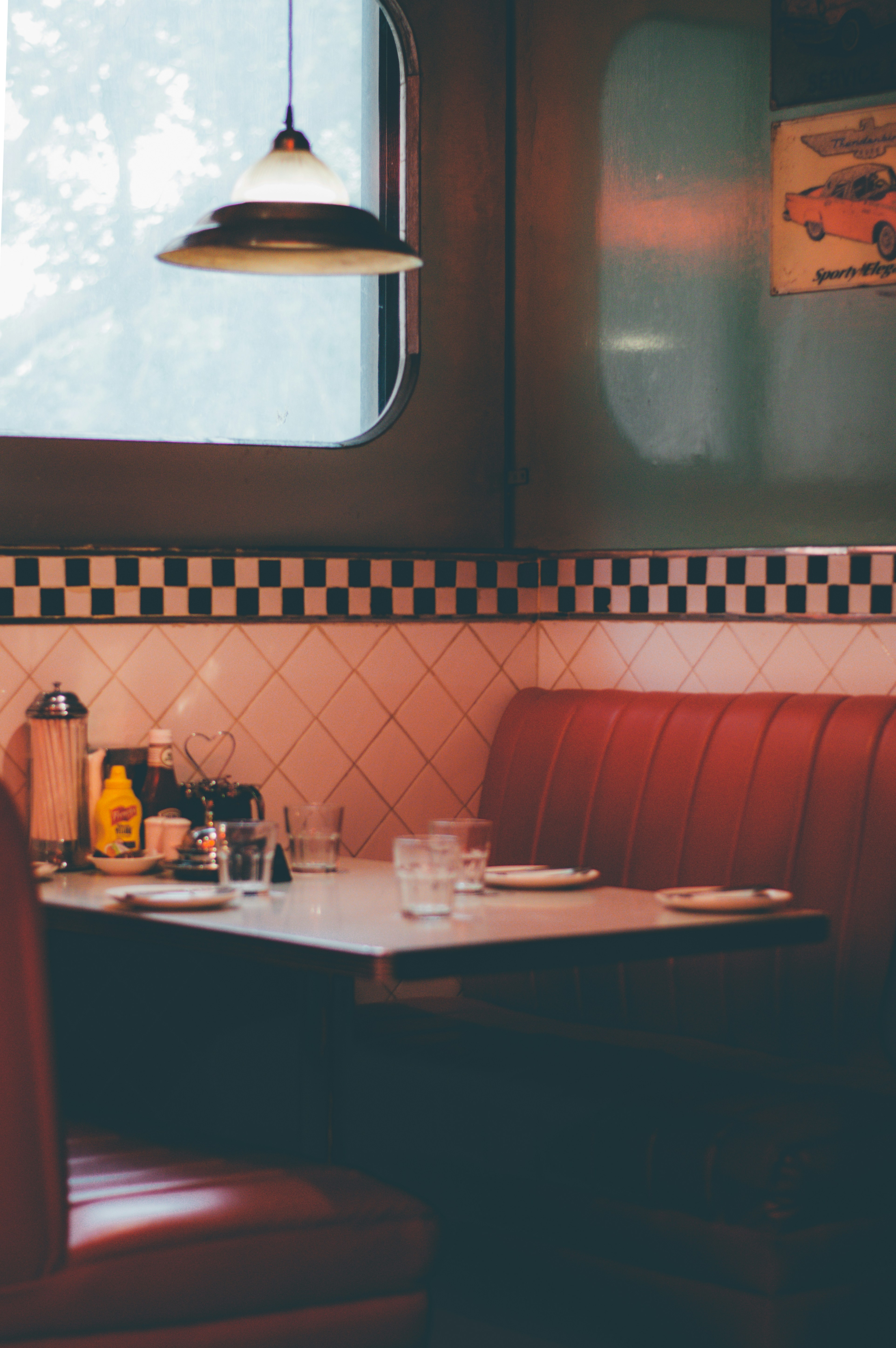 Una mesa vacía en una cafetería | Fuente: Unsplash