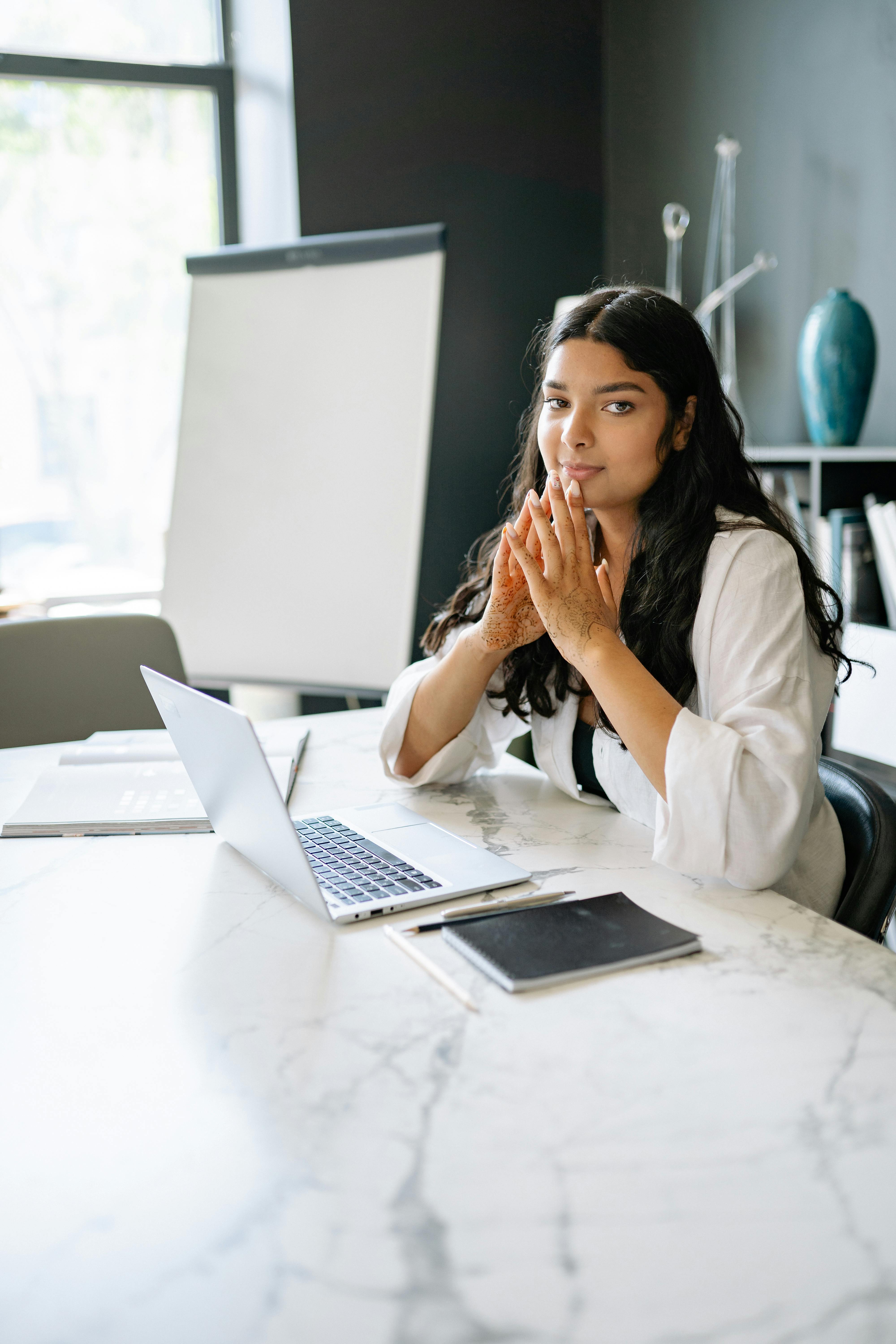 Mujer en una oficina | Fuente: Pexels