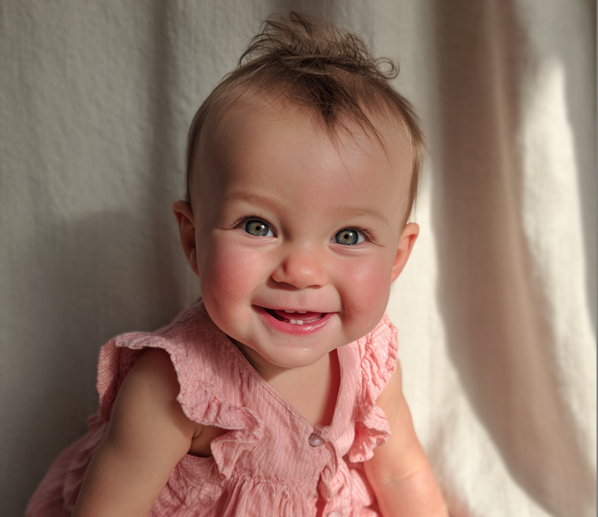 Una niña sonriente | Fuente: Midjourney
