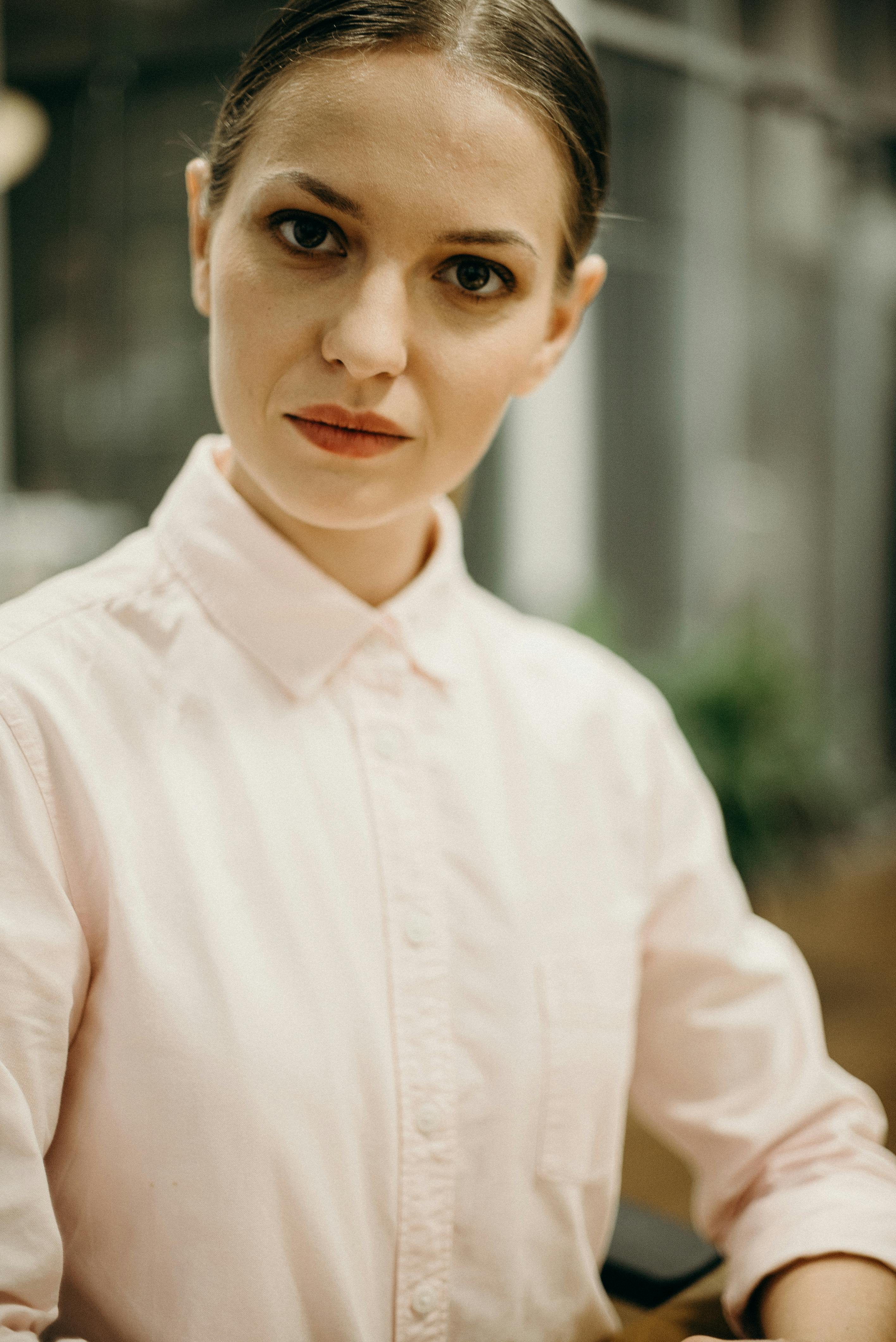 Una camarera pensativa con camisa de cuello | Fuente: Pexels
