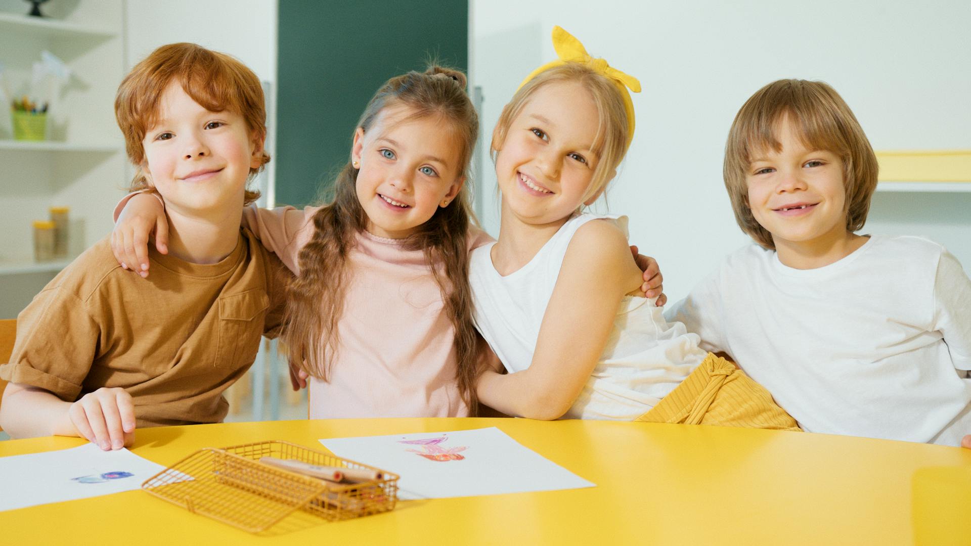Un grupo de niños encantados | Fuente: Pexels