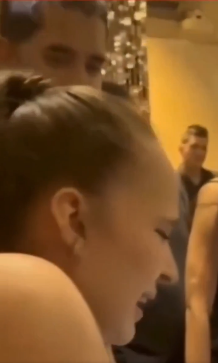 María José Ardila, de 23 años, durante el reto en el establecimiento de Cali, Colombia | Fuente: X/ColombiaOscura