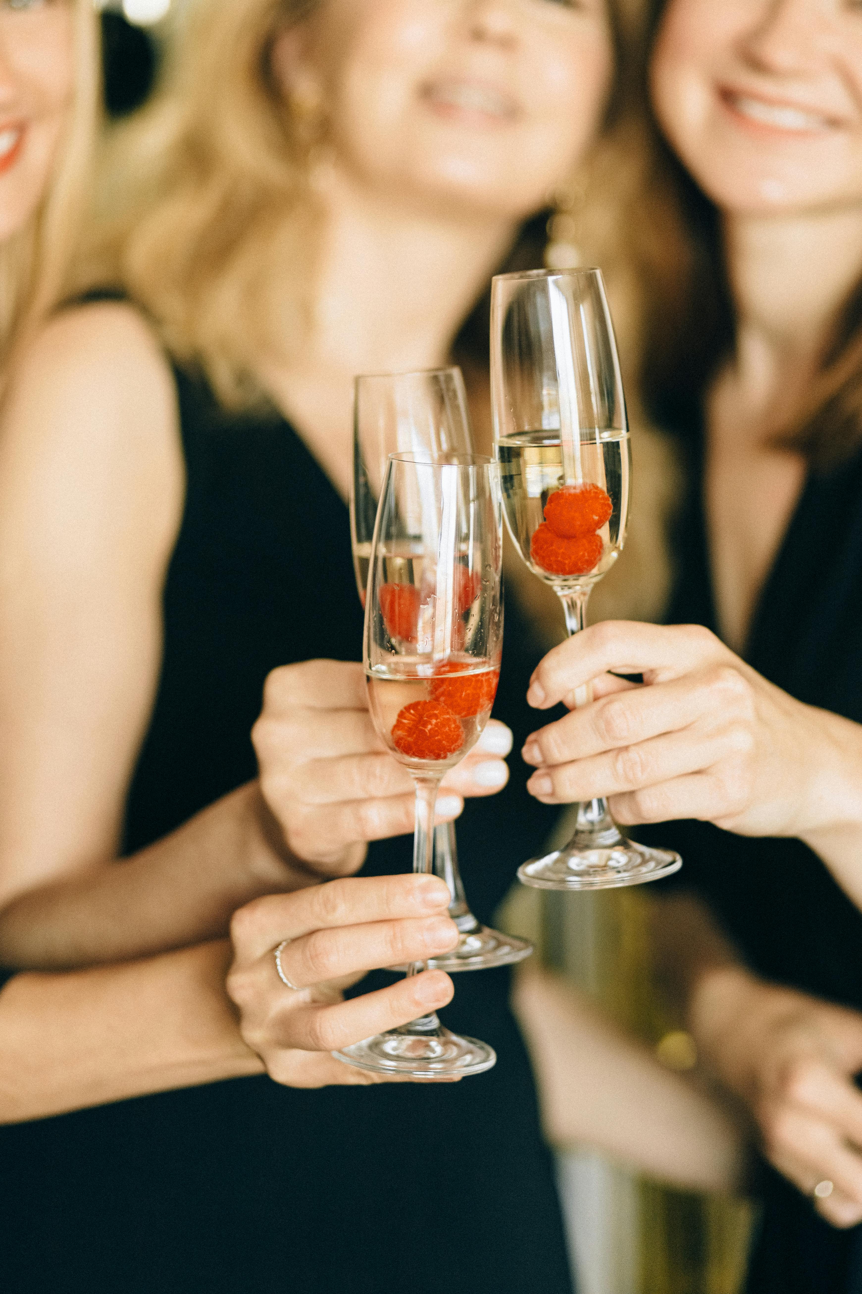 Gente chocando sus copas | Fuente: Pexels