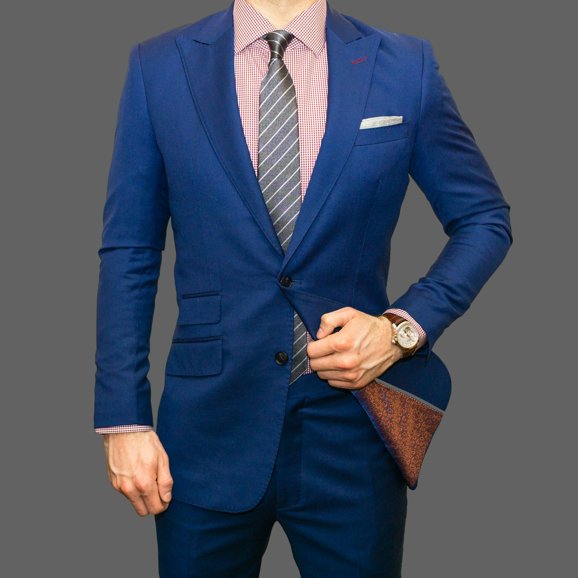Un hombre con traje y corbata azul marino con rayas | Fuente: Unsplash