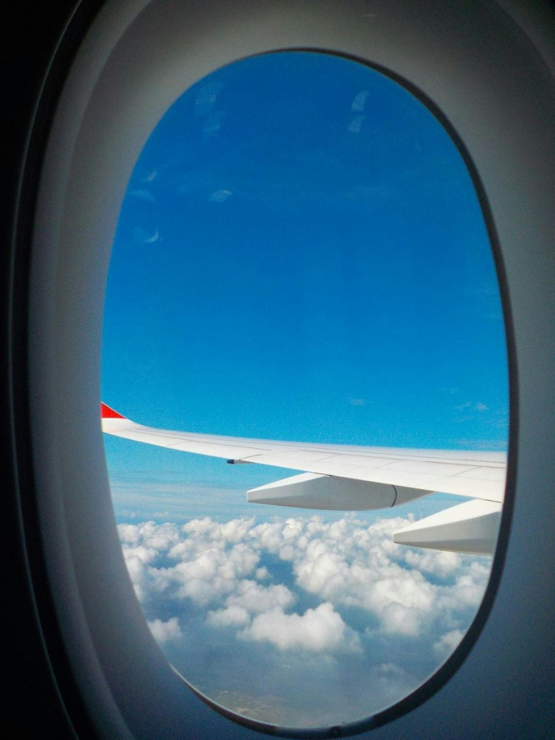 Ala de avión visible desde la ventanilla | Fuente: Pexels