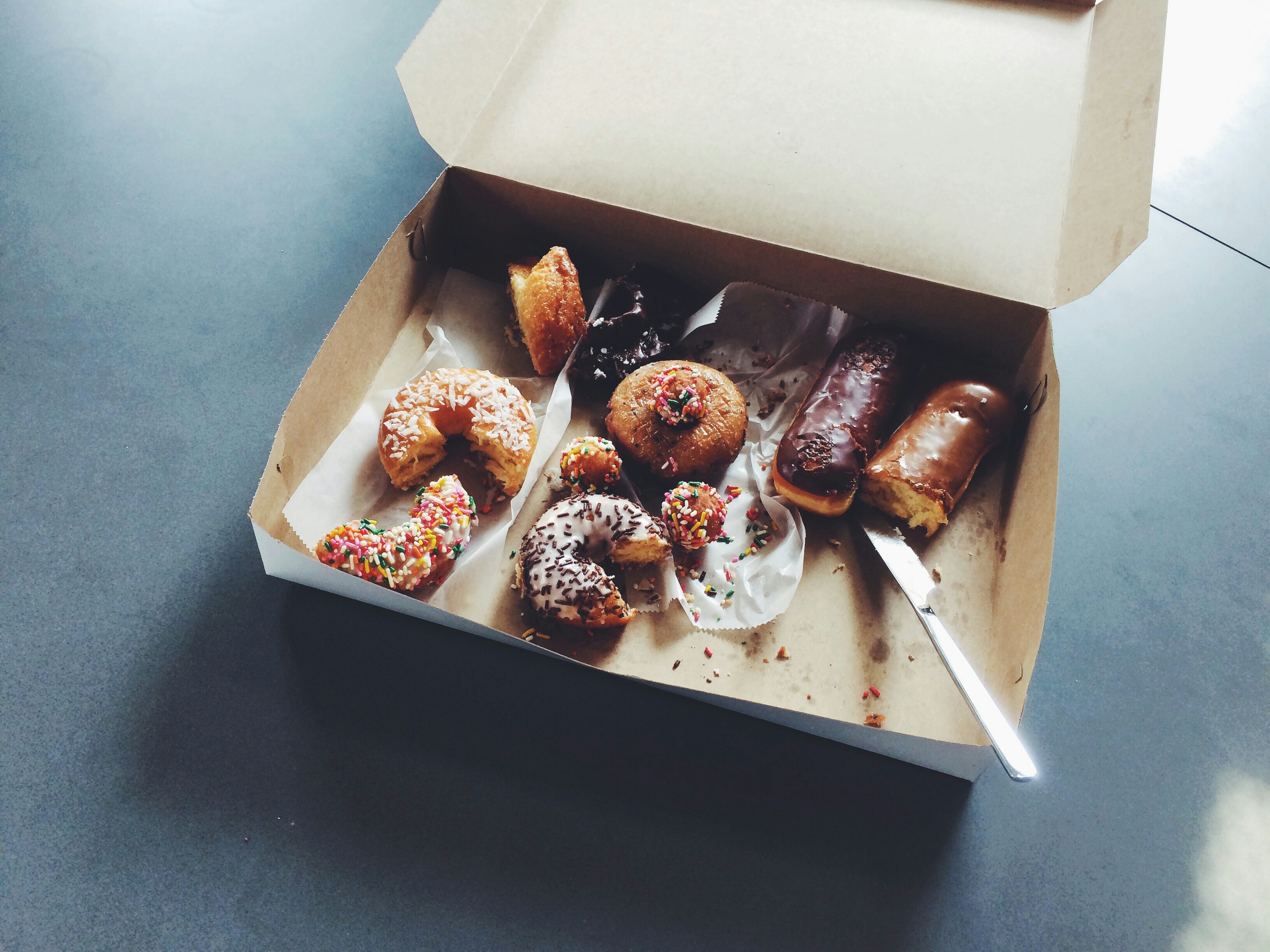 Una caja de donuts | Fuente: Unsplash