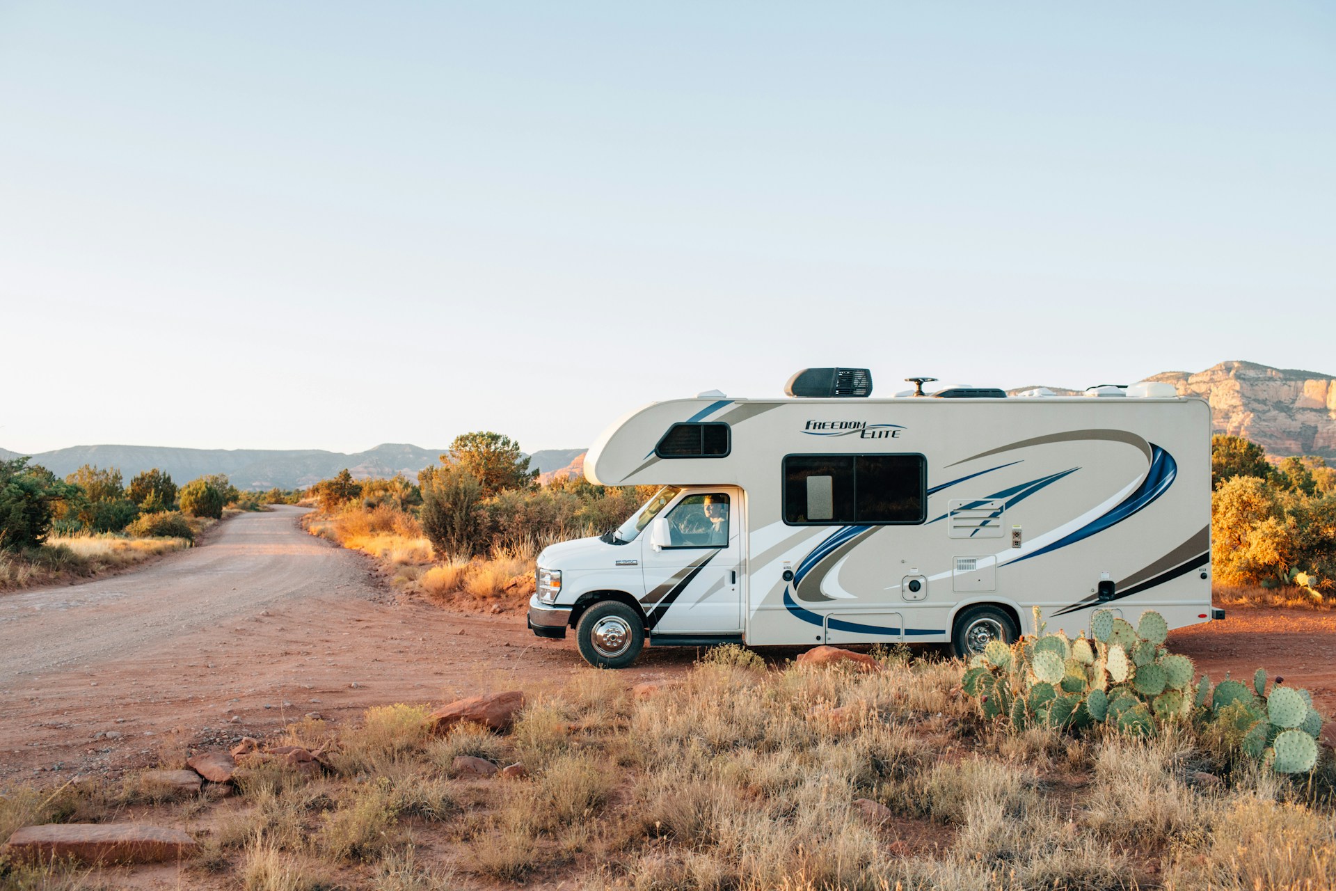 Una caravana en una carretera en mal estado | Fuente: Unsplash