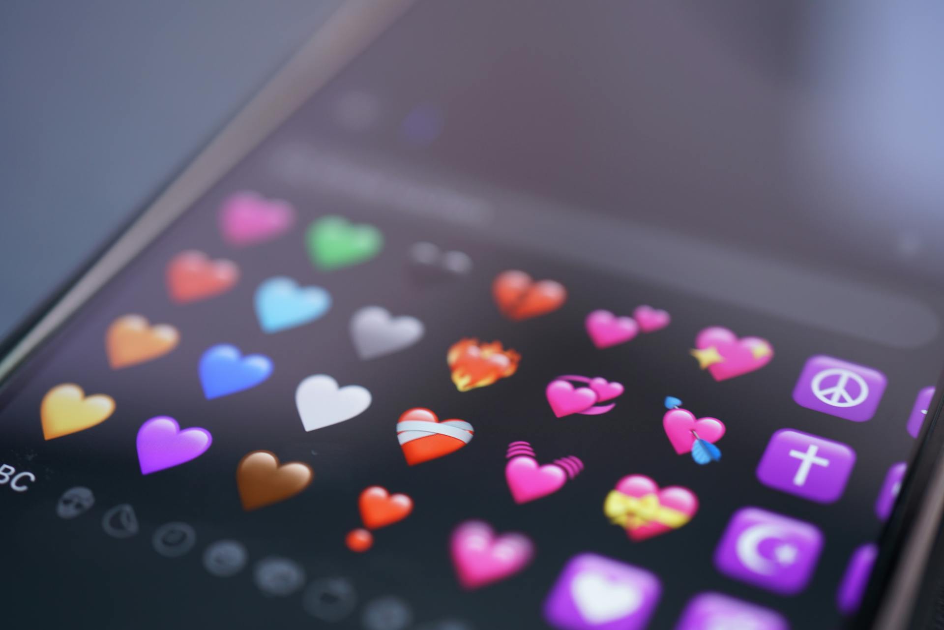 Emojis de corazón de colores en la pantalla de un smartphone | Fuente: Pexels