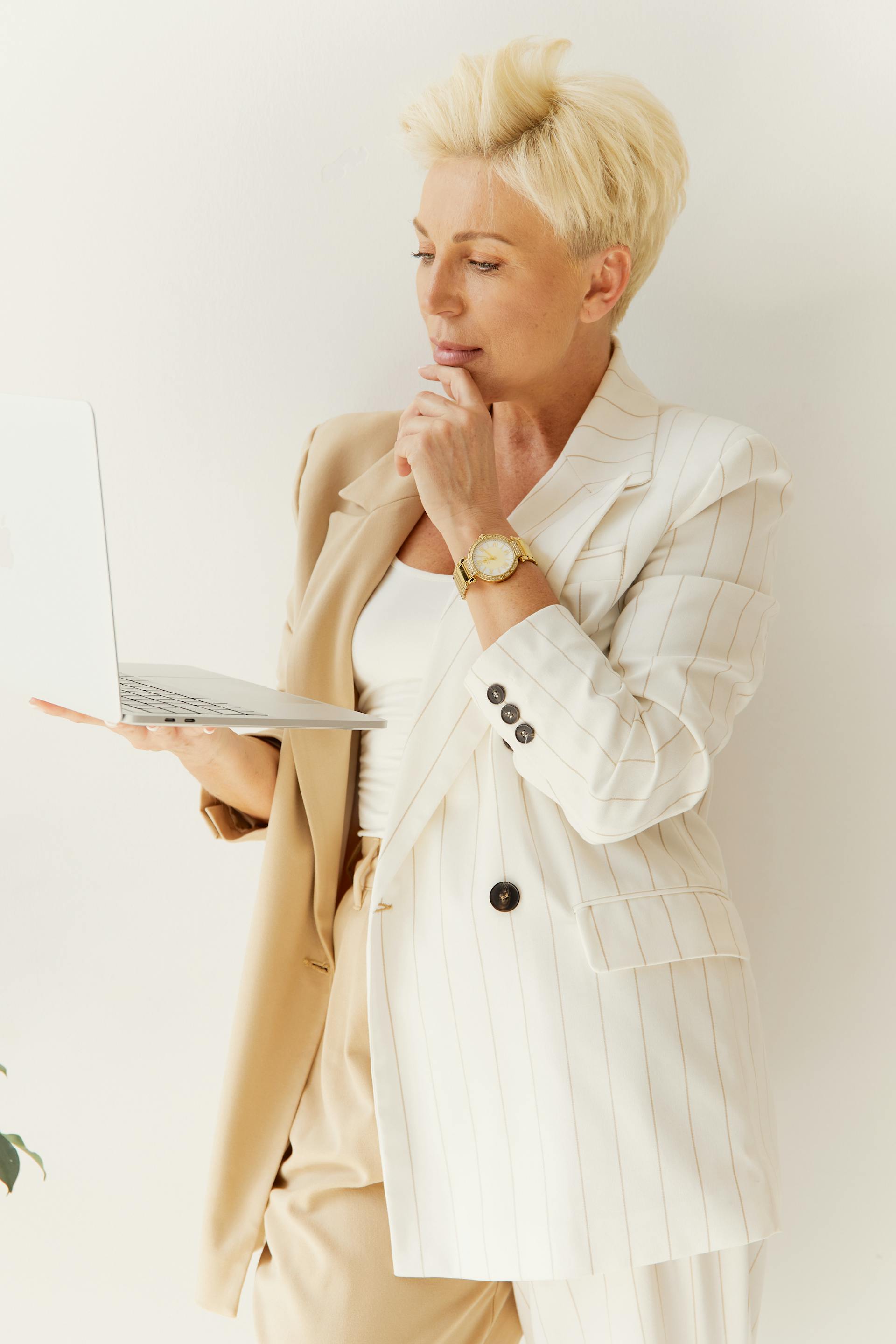 Una mujer utilizando un ordenador portátil | Fuente: Pexels
