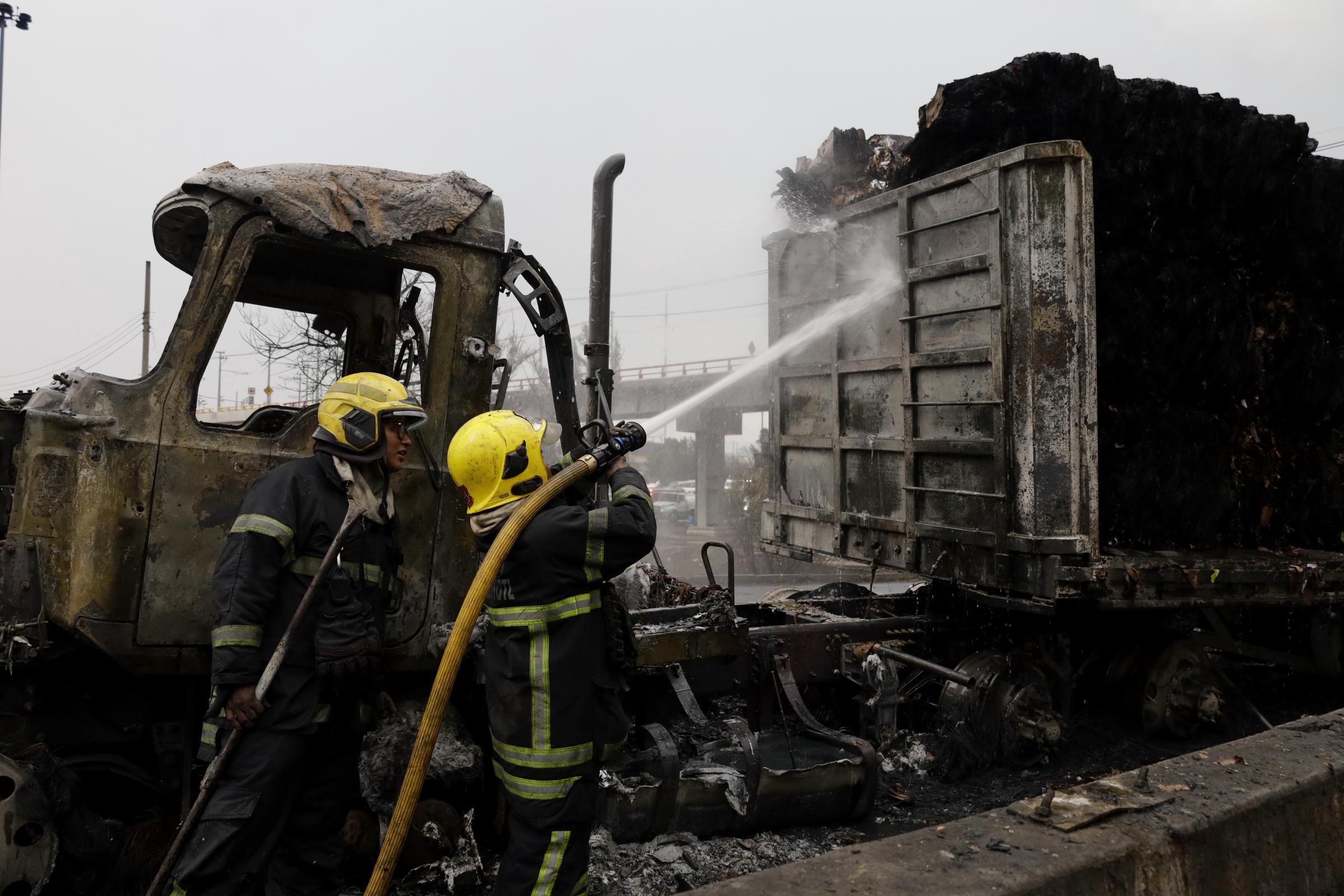 Bomberos atienden vehículos en llamas tras la explosión de un gasoducto en la localidad de La Concordia, en la delegación Iztapalapa de la Ciudad de México, México, el 10 de septiembre de 2025. | Fuente: Getty Images.