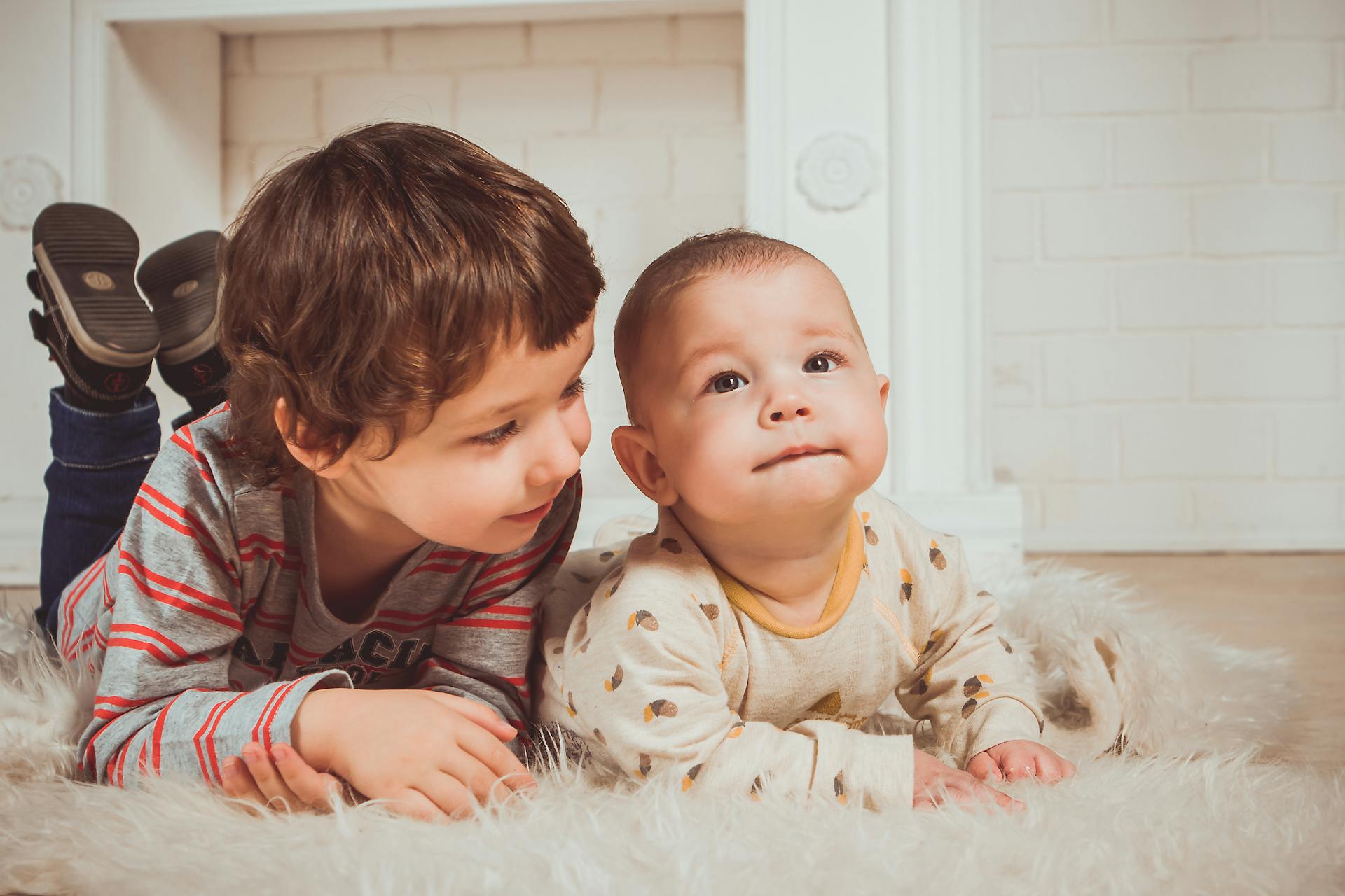 Un niño pequeño y un bebé | Fuente: Pexels