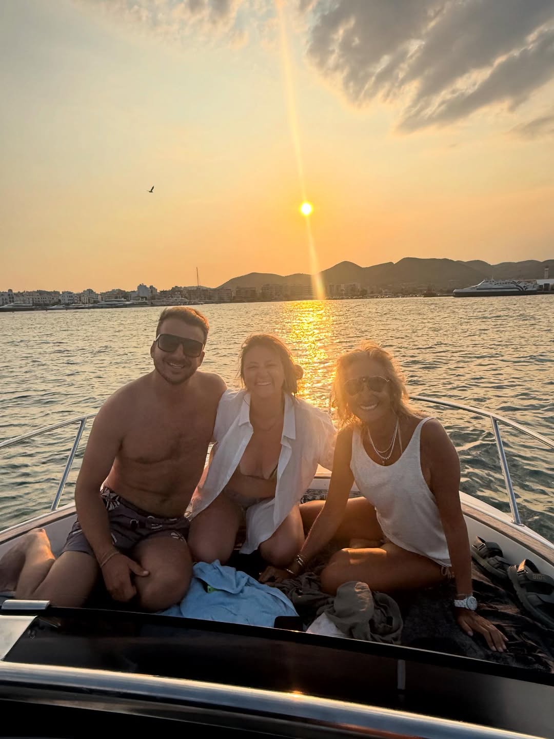 Adela Micha posando junto a familiares en un bote en Ibiza | Fuente: Instagram/adelamicha