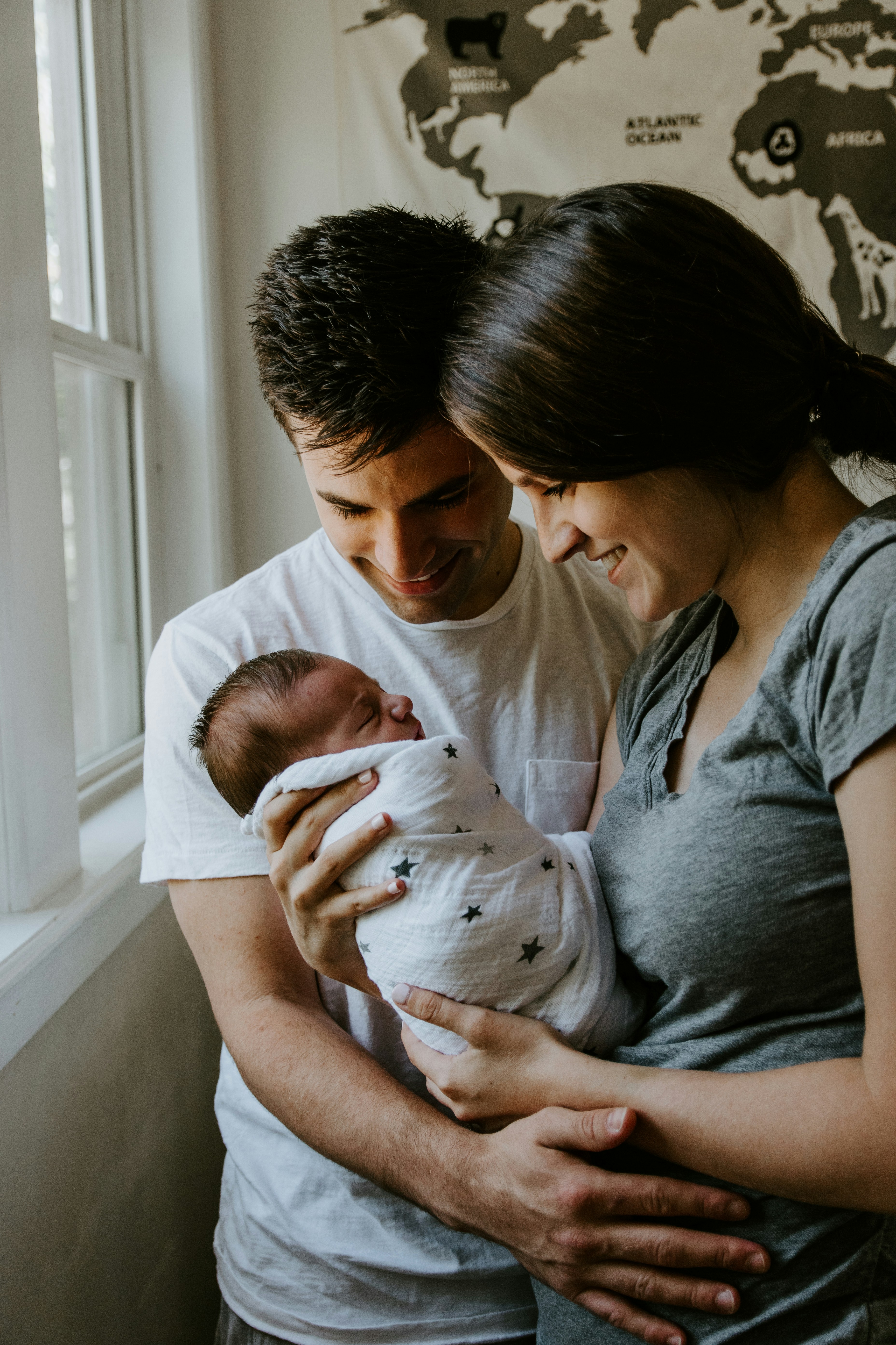 Padres con su recién nacido | Fuente: Unsplash