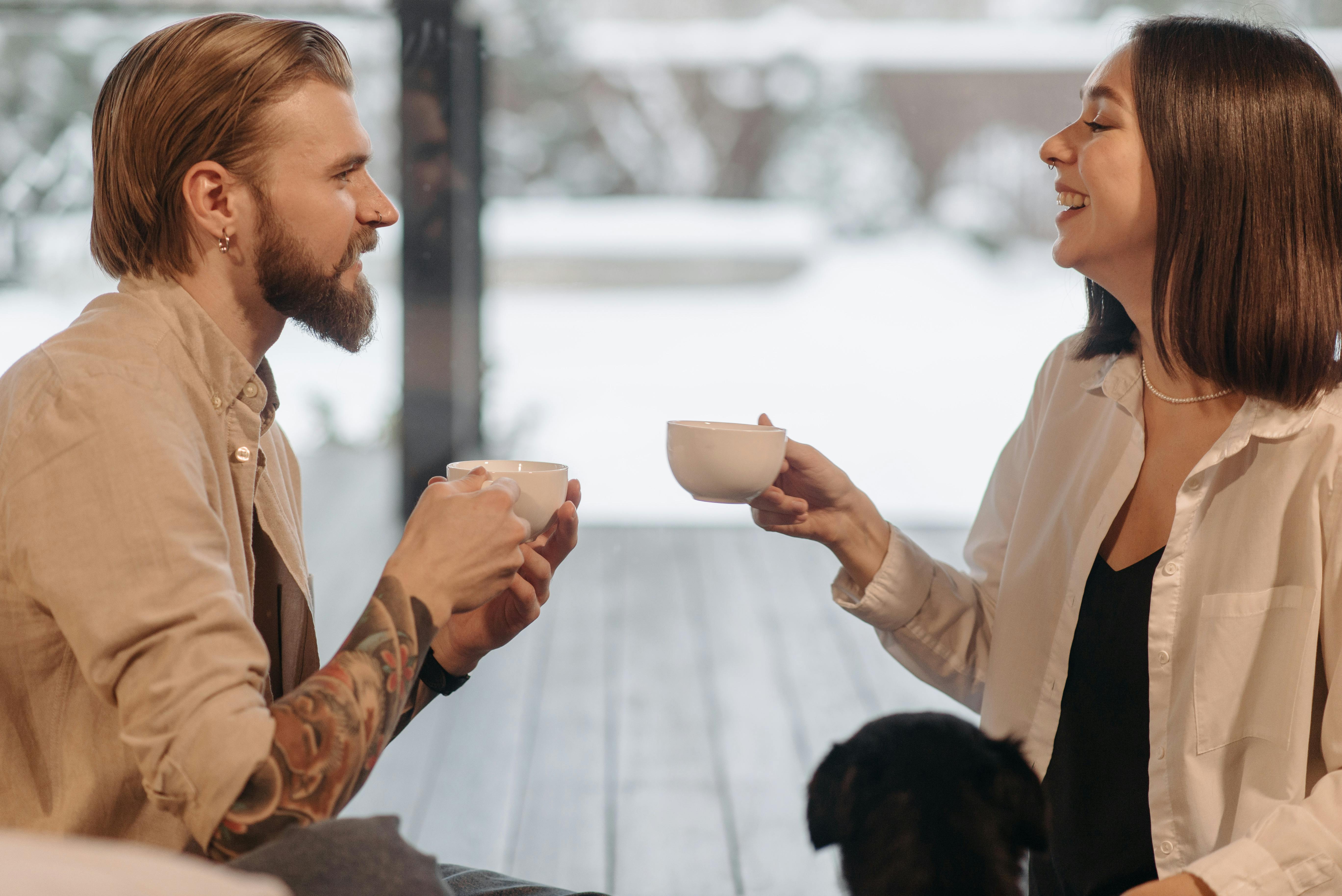 Una pareja feliz hablando | Fuente: Pexels