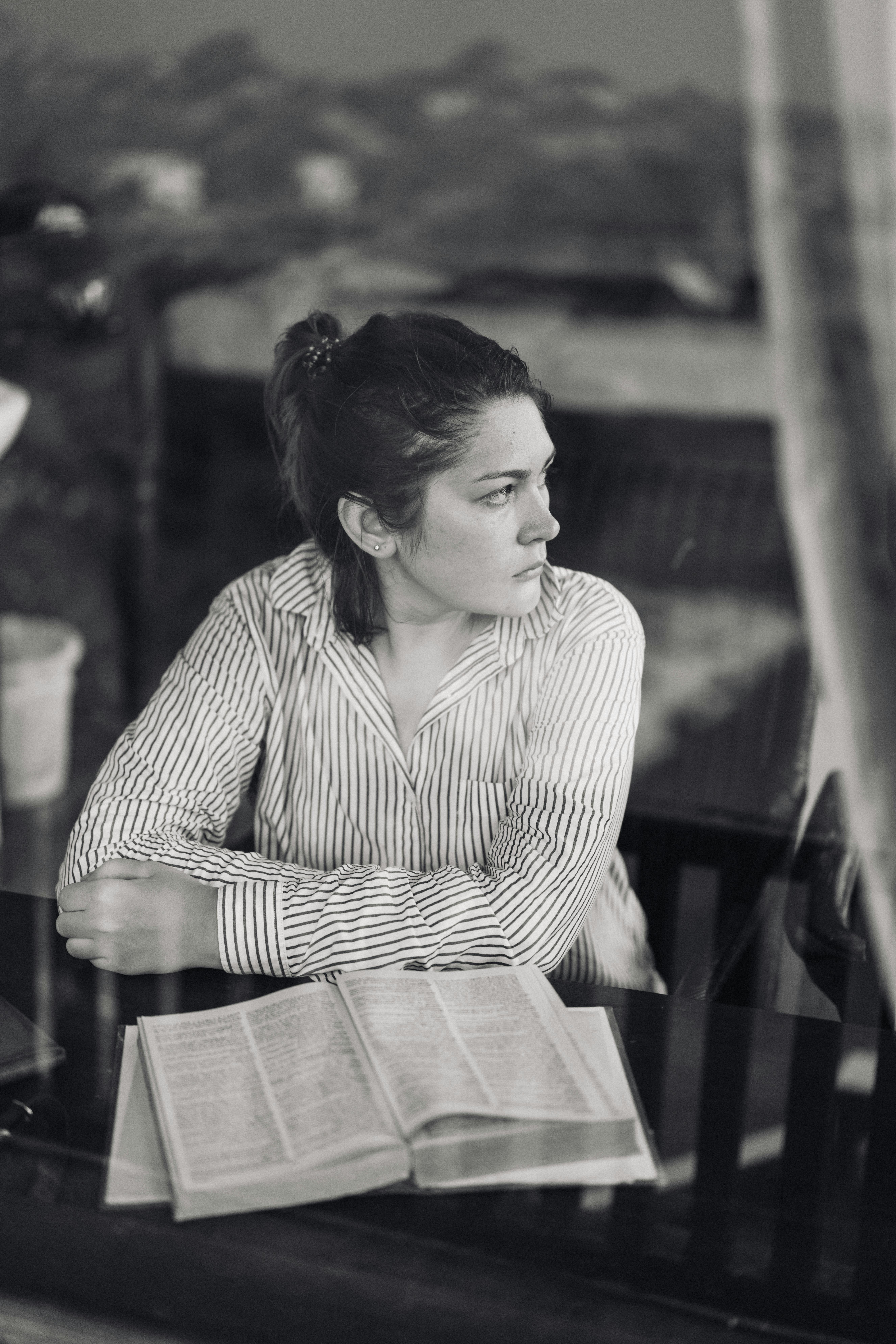 Una mujer seria vista a través de una ventana | Fuente: Pexels