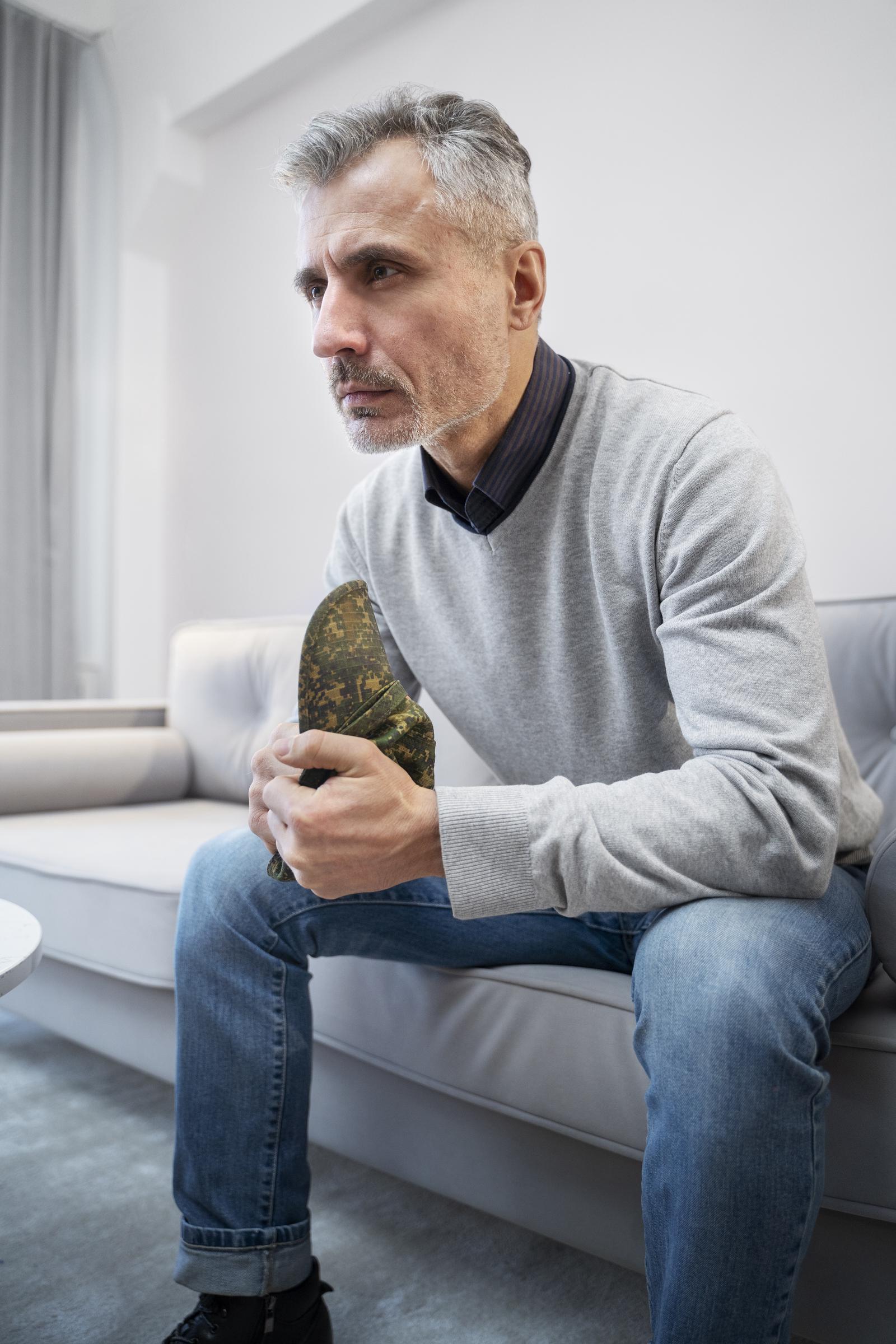 Un hombre angustiado sentado | Fuente: Freepik