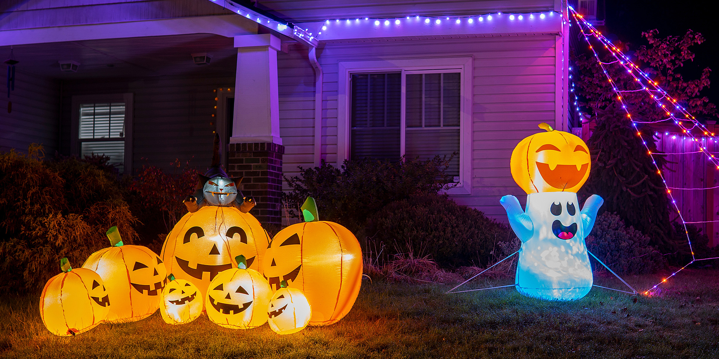 Decoración de Halloween en el exterior de una casa | Fuente: Shutterstock