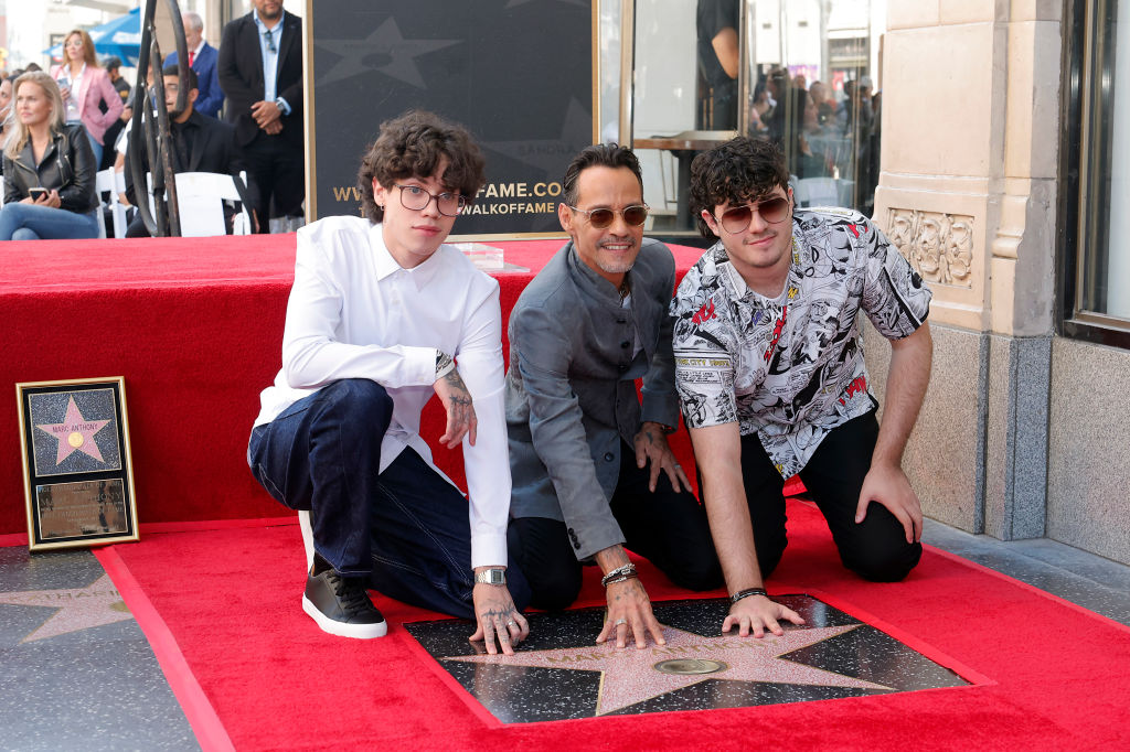 Ryan Adrian Muñiz, Marc Anthony y Cristian Marcus Muñiz asisten a la ceremonia de la estrella de Marc Anthony en el Paseo de la Fama de Hollywood, el 7 de septiembre de 2023 en Hollywood, California. | Foto: Getty Images