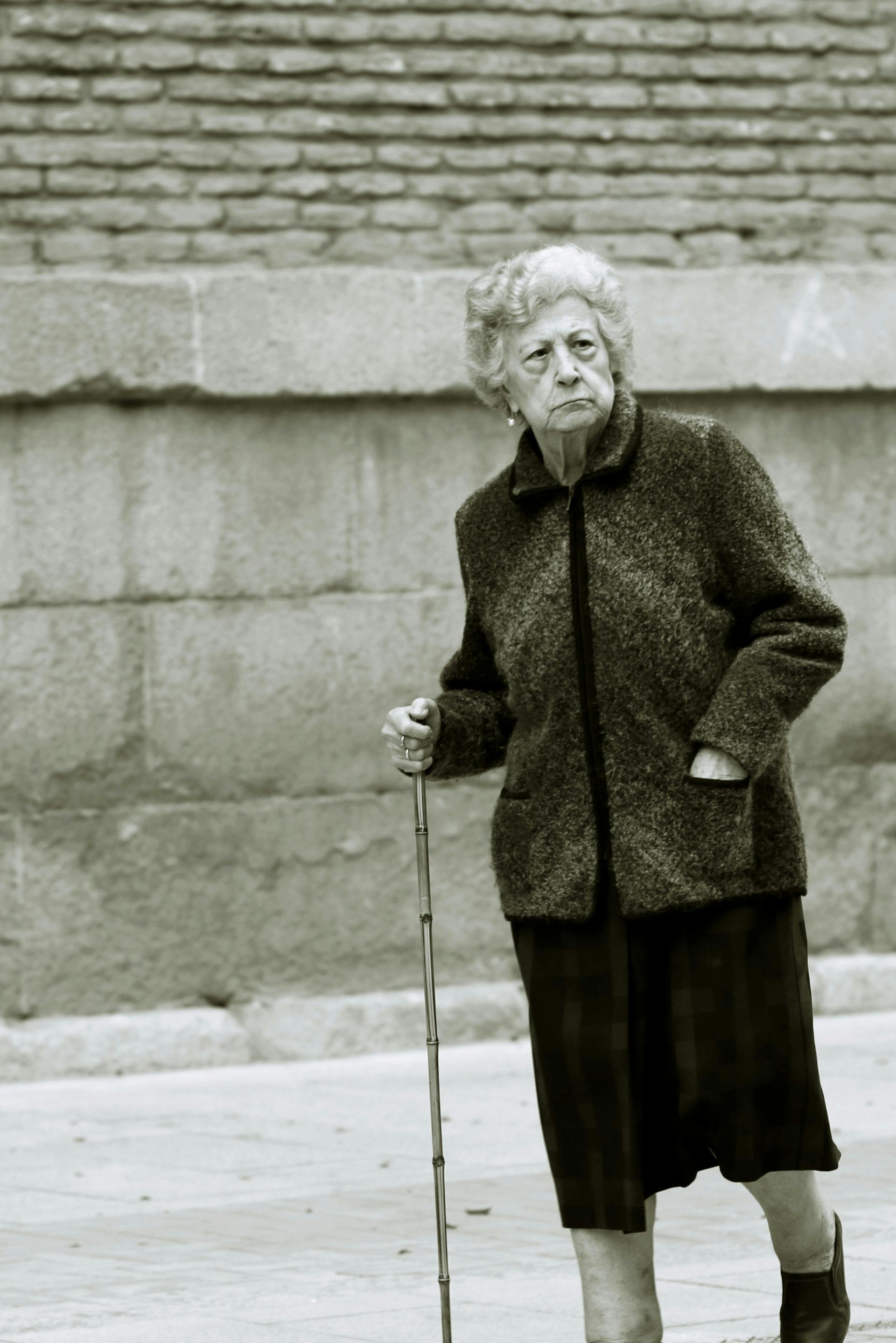 Una anciana caminando con un bastón | Fuente: Pexels