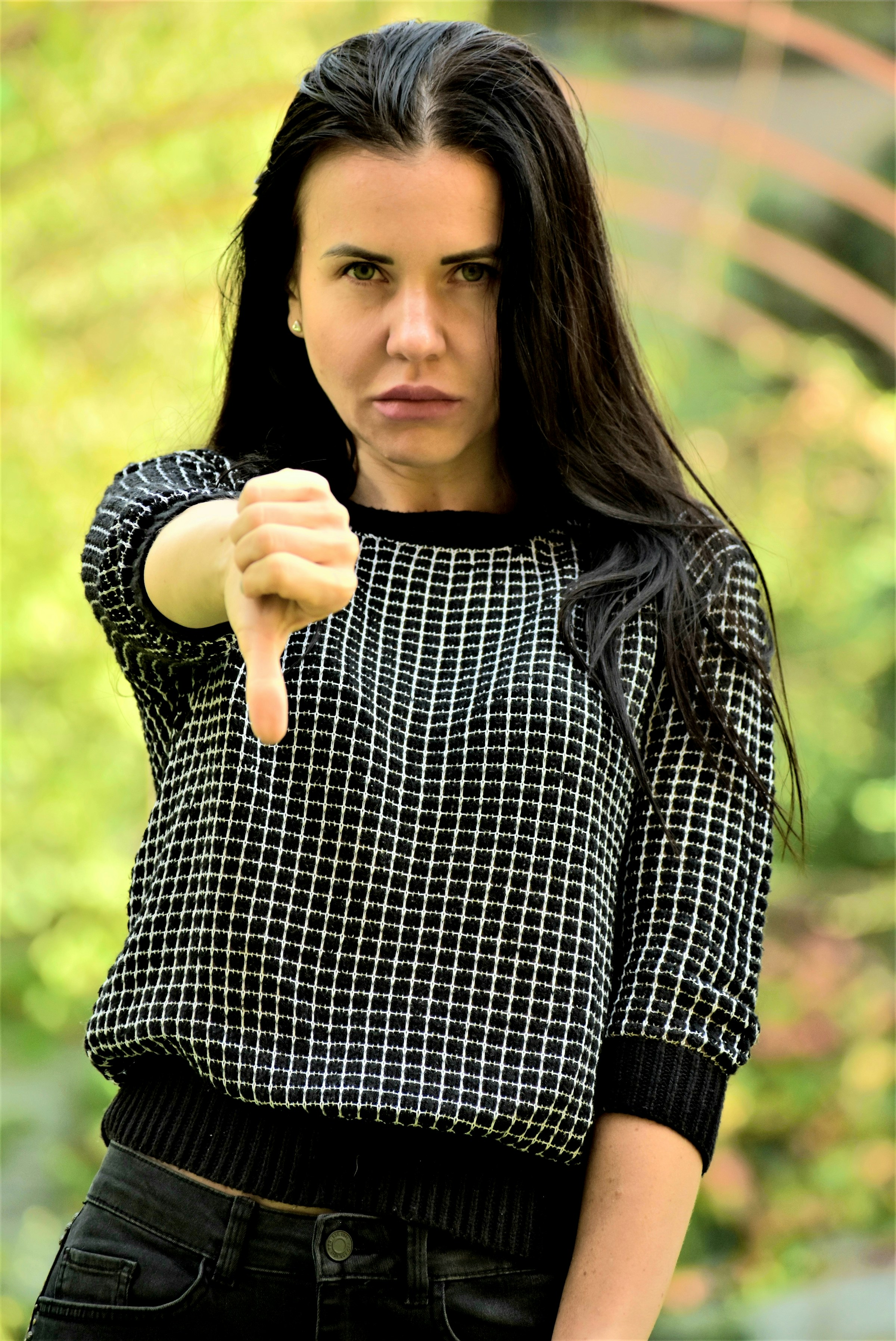 Una mujer haciendo un gesto de pulgar hacia abajo | Fuente: Unsplash