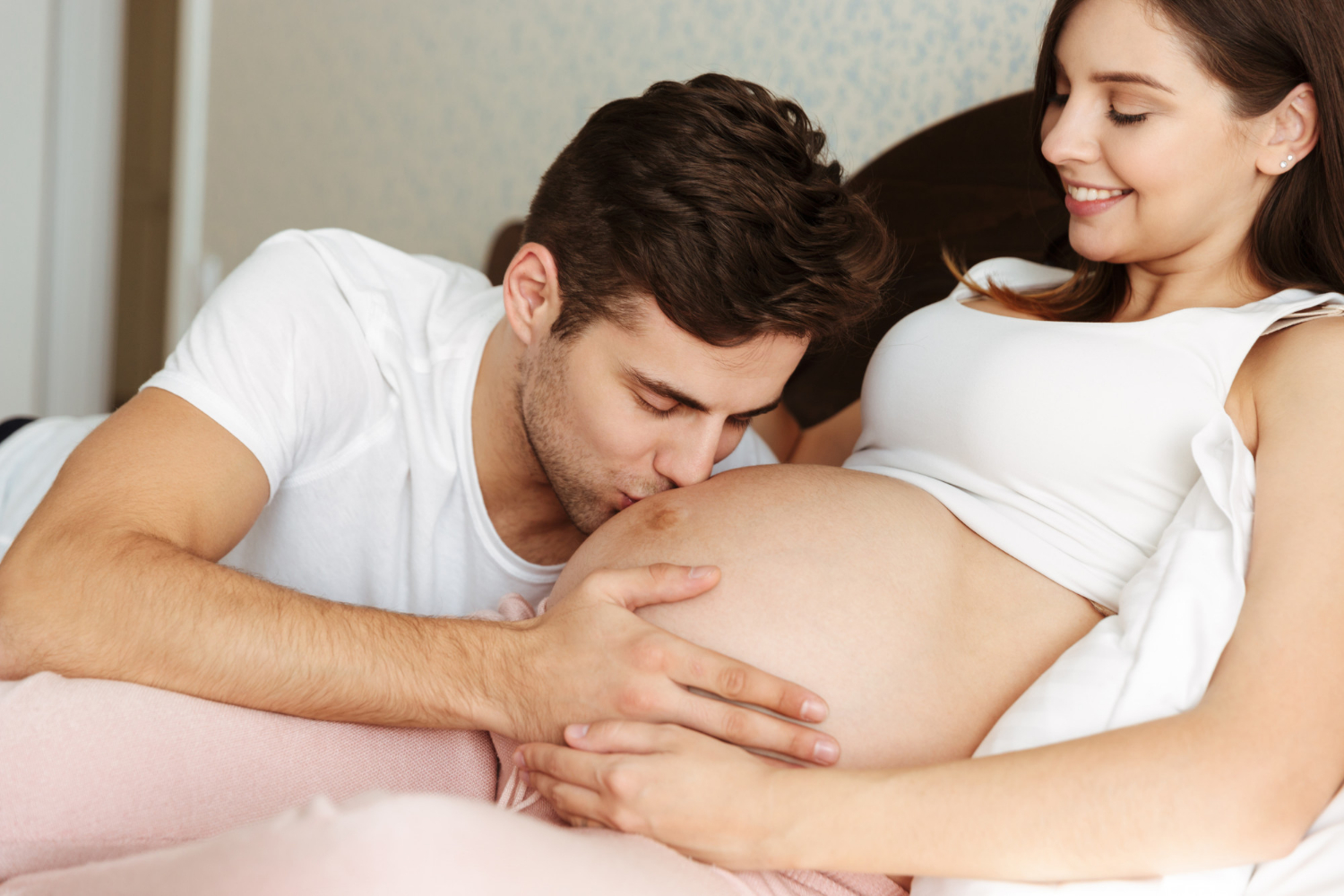 Un hombre besando la barriga de su pareja embarazada | Fuente: Freepik