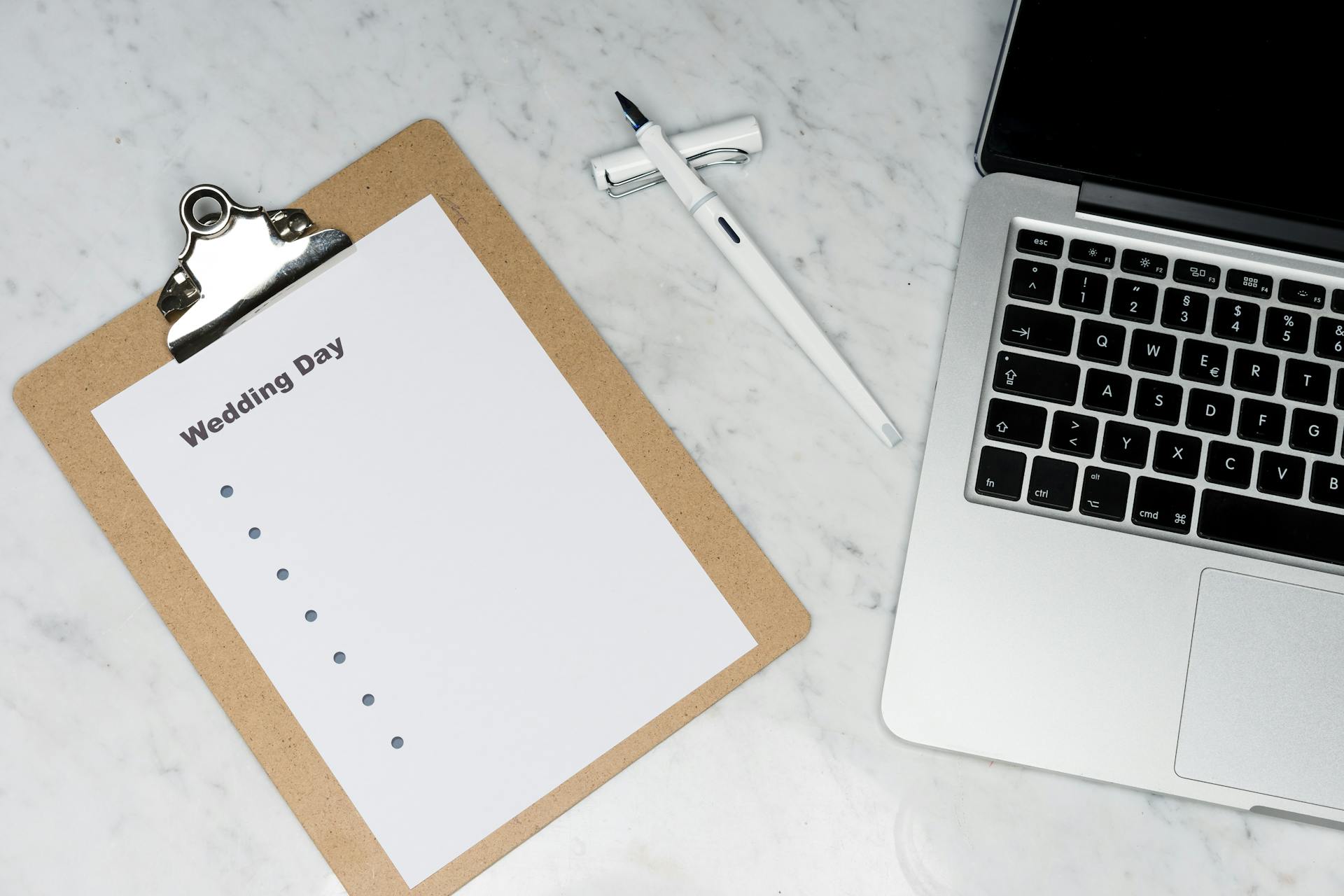 El portátil y el cuaderno de una organizadora de bodas | Fuente: Pexels