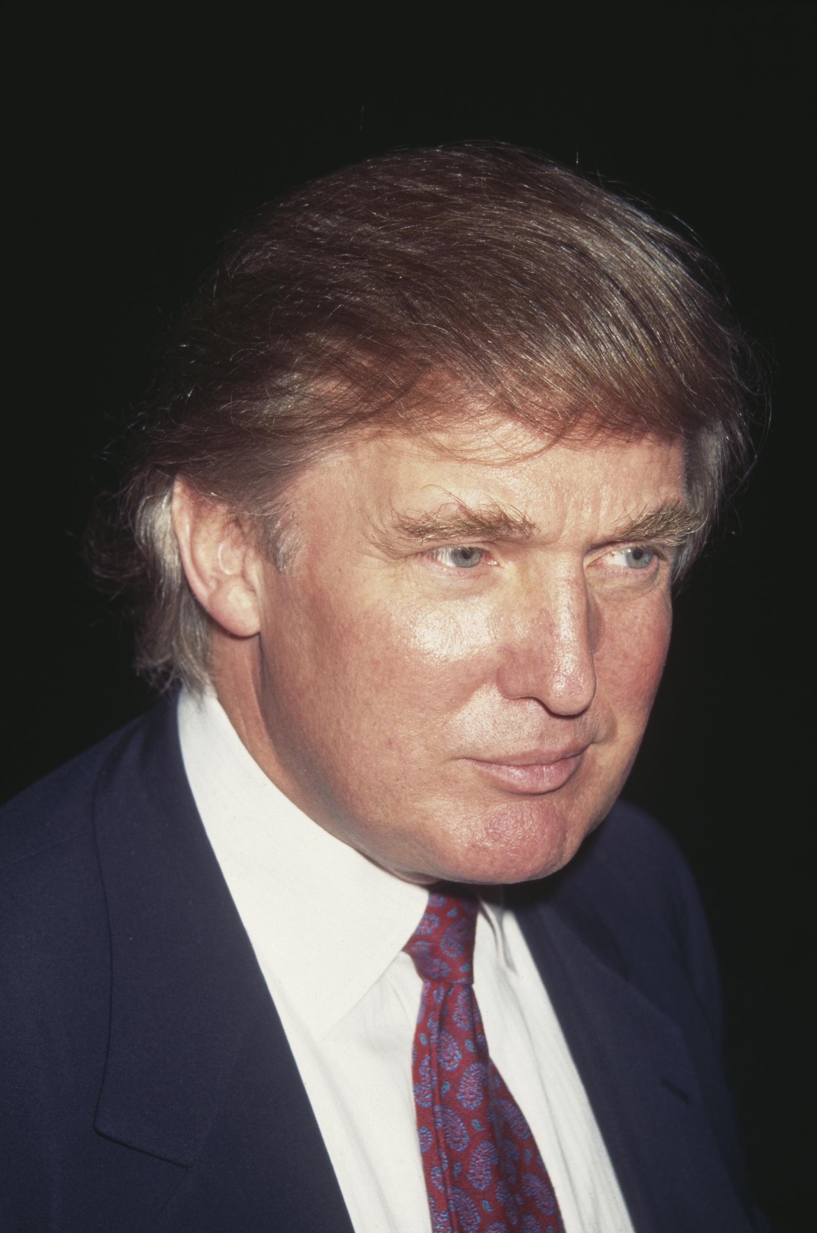 El pelo de Donald Trump parece más claro y de un tono marrón rojizo que en años anteriores, mientras asiste a una gala del Friars Club en Nueva York el 6 de octubre de 1995.