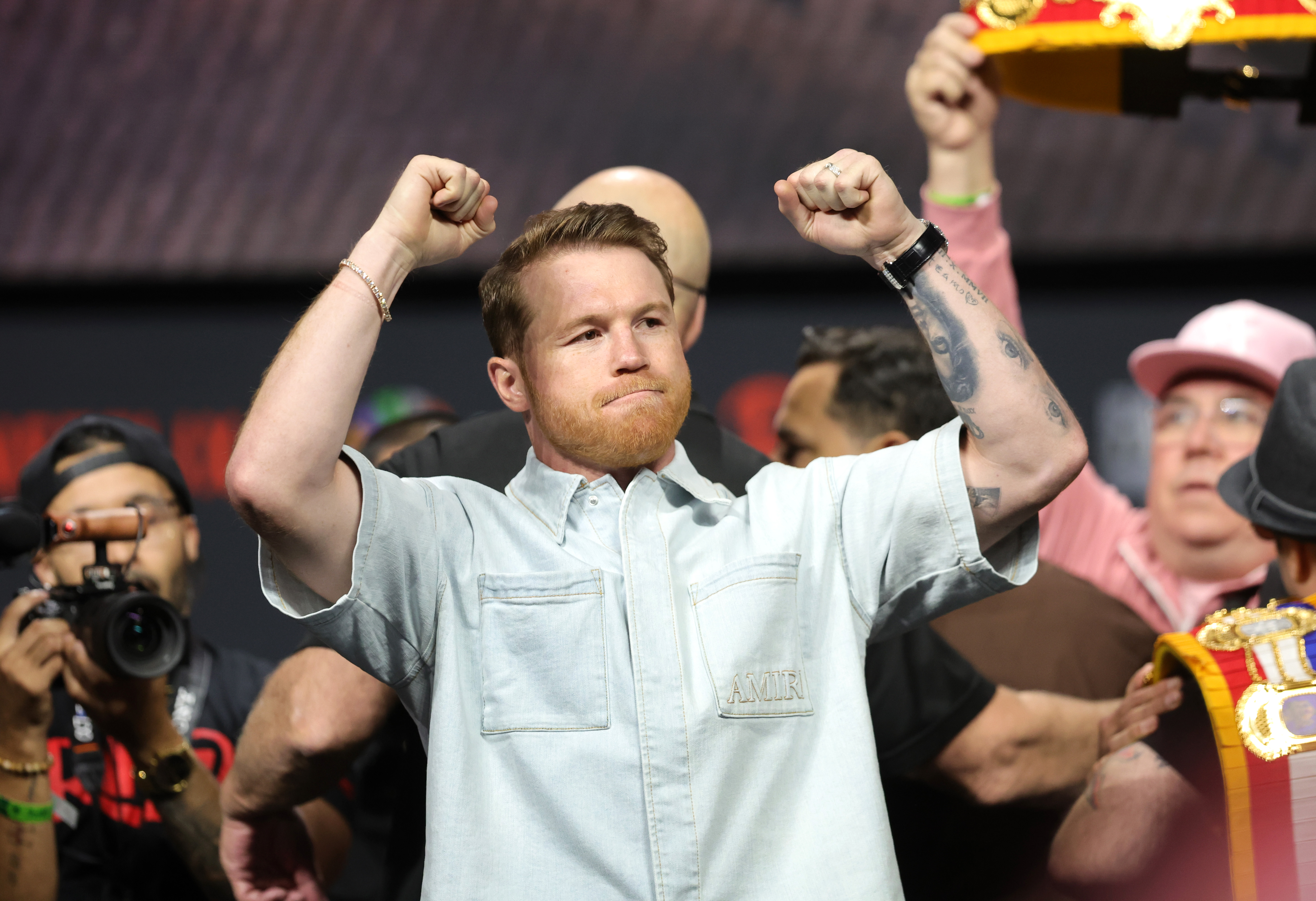 Saúl "Canelo" Álvarez reacciona ante los vítores de los aficionados durante una rueda de prensa en el T-Mobile Arena el 27 de junio de 2025 en Las Vegas, Nevada. | Fuente: Getty Images