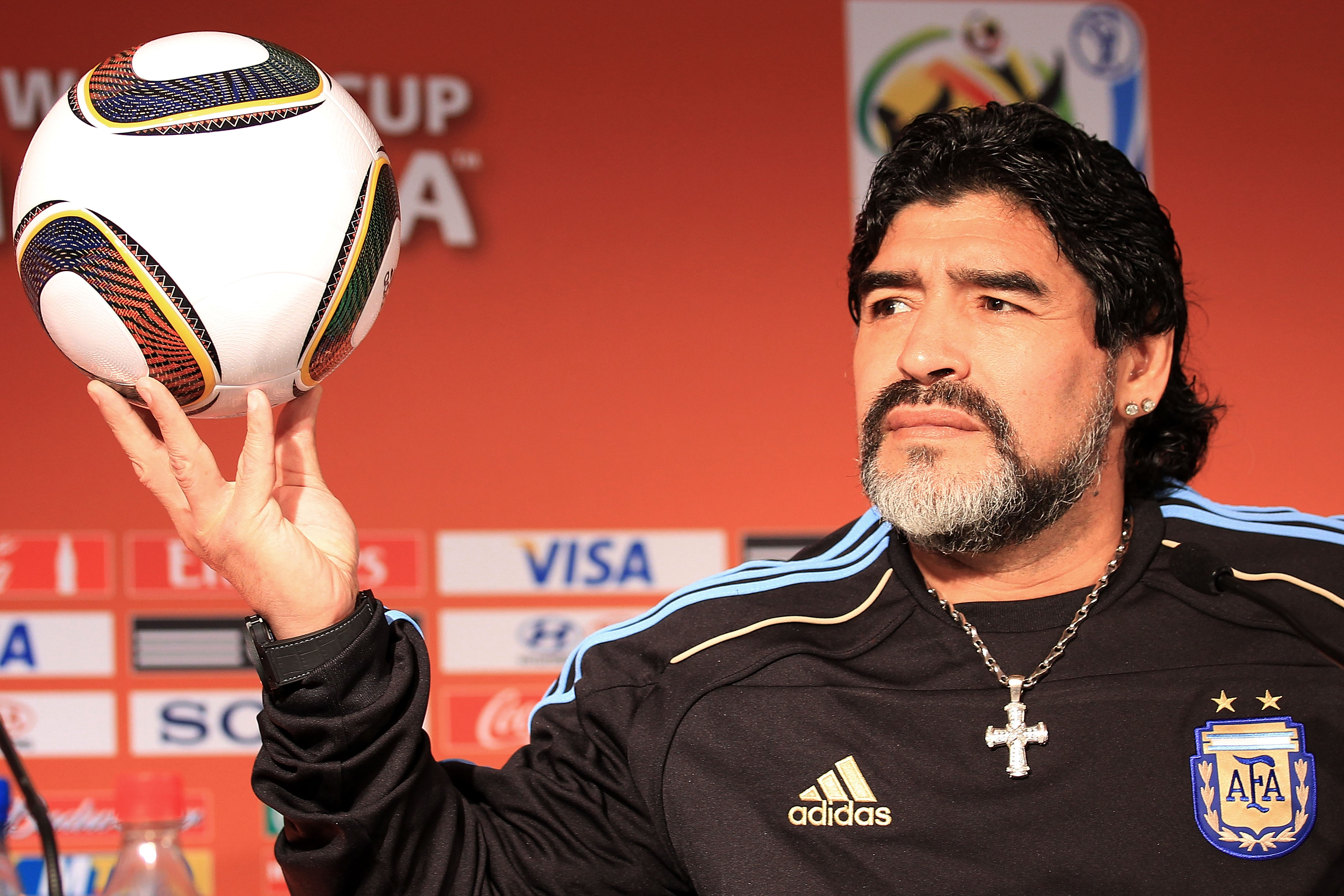 Diego Maradona sostiene un balón durante una conferencia de prensa en el estadio Loftus Versfeld el 11 de junio de 2010 en Pretoria, Sudáfrica. | Fuente: Getty Images