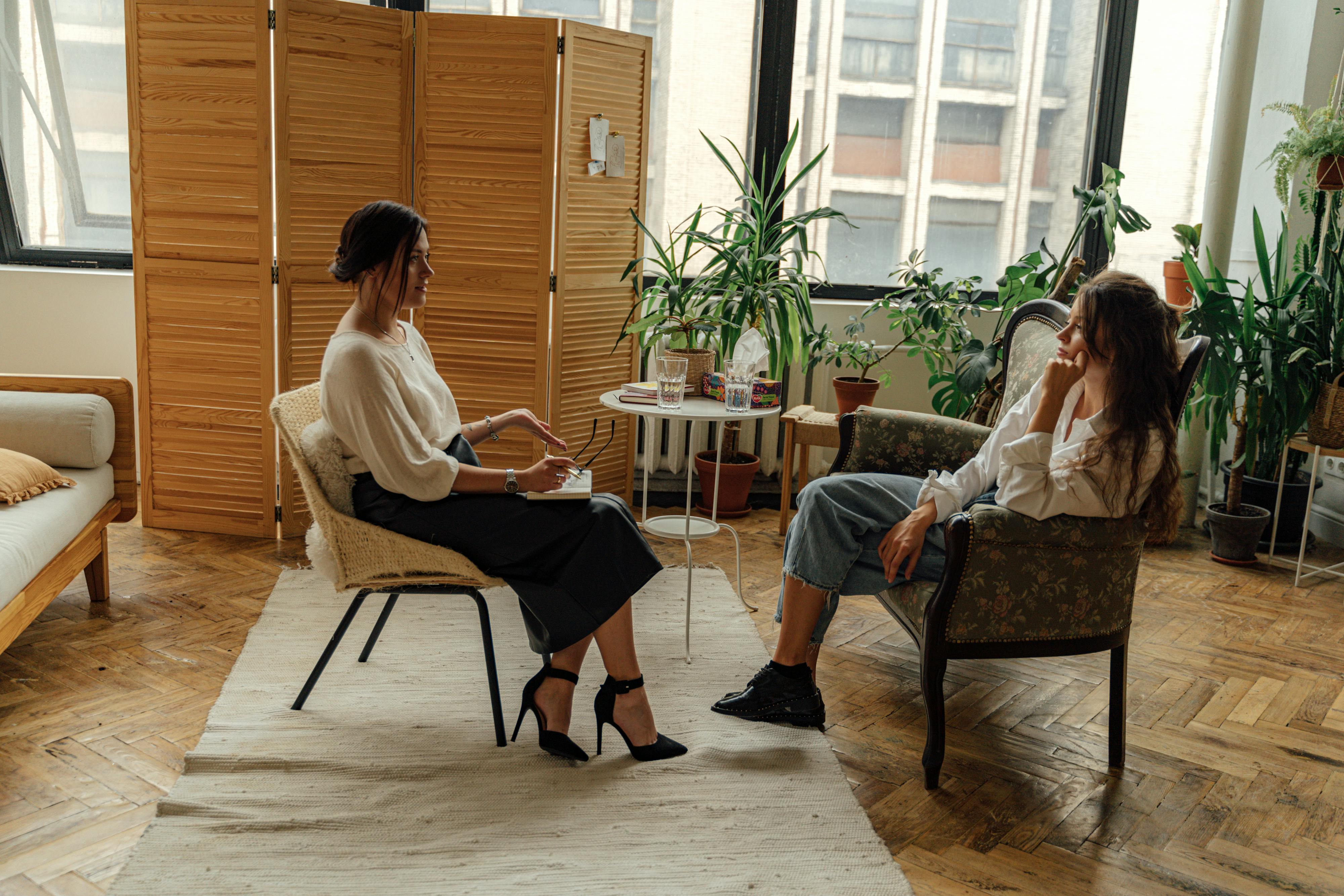 Mujeres en una reunión | Fuente: Pexels