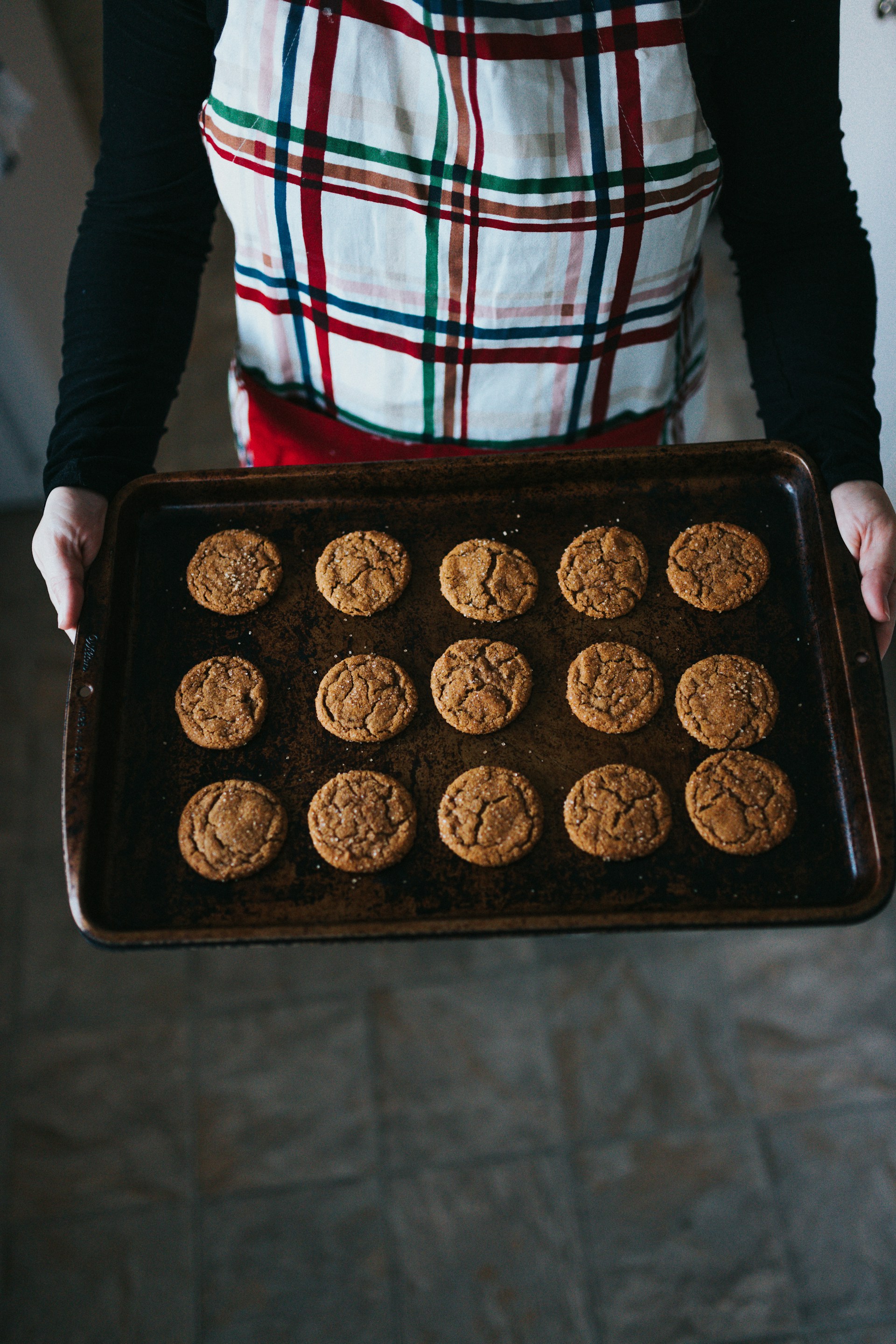 Una mujer sostiene una bandeja de horno con galletas | Fuente: Unsplash