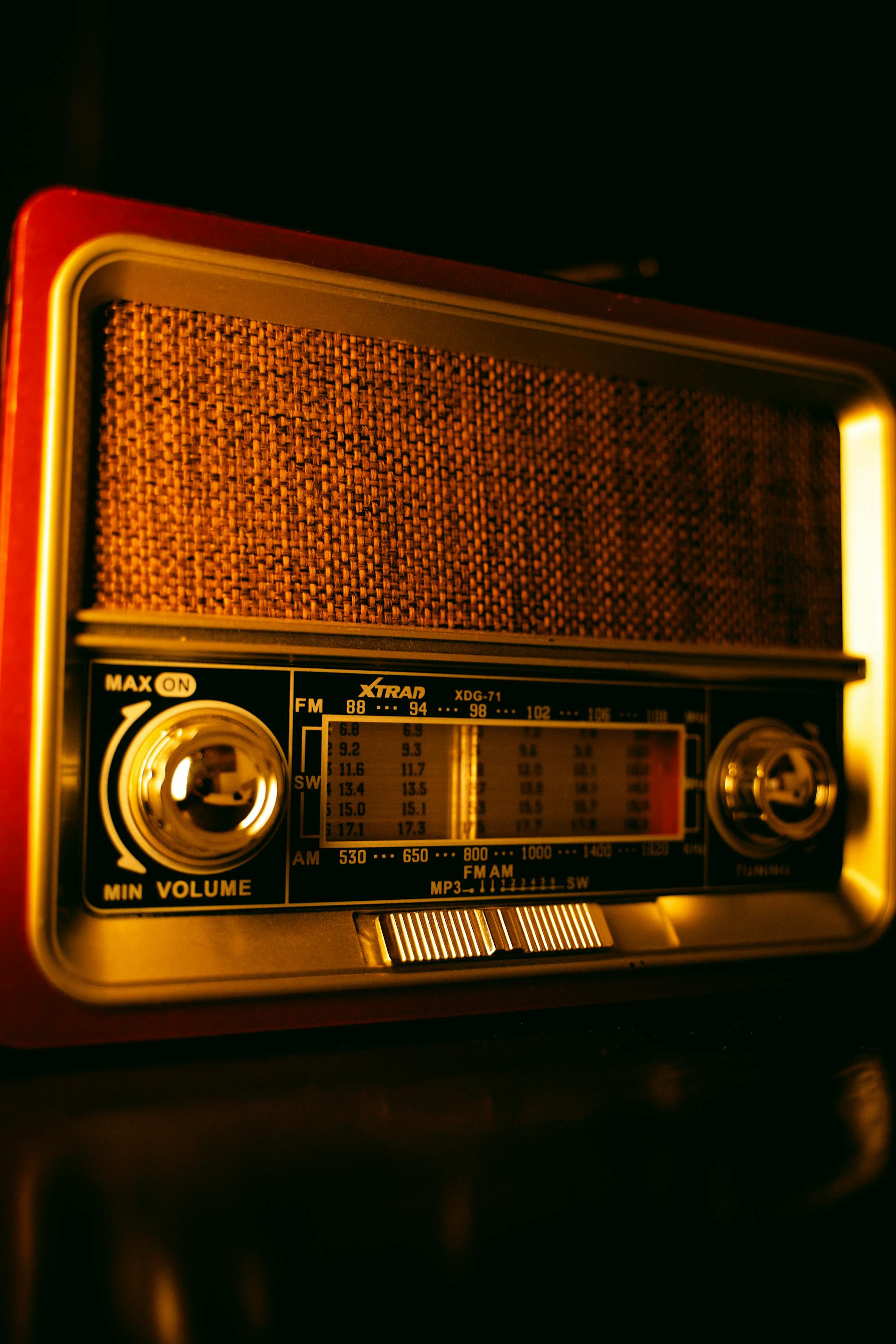 Primer plano de un aparato de radio | Fuente: Pexels