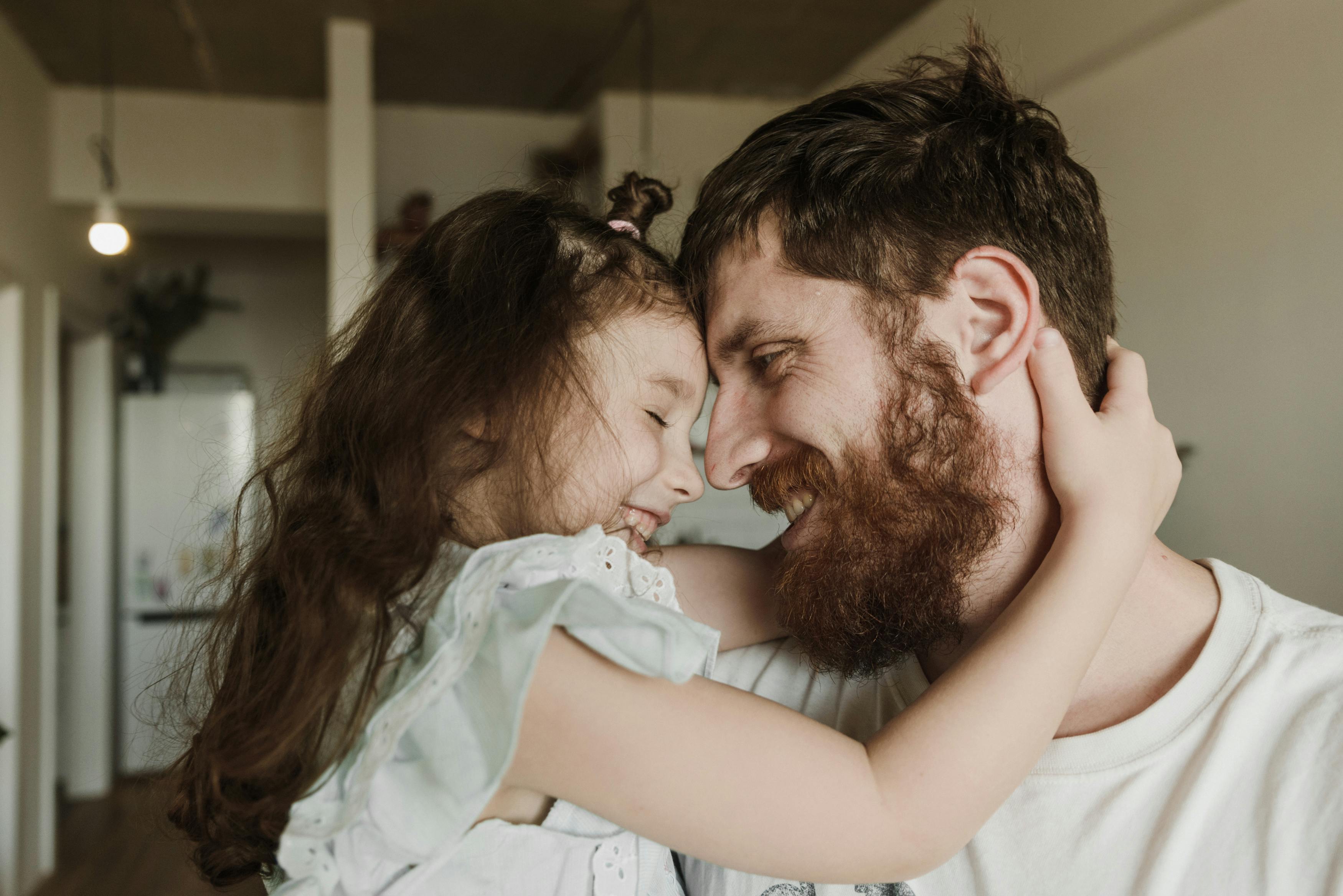 Padre estrechando lazos con su hija | Fuente: Pexels