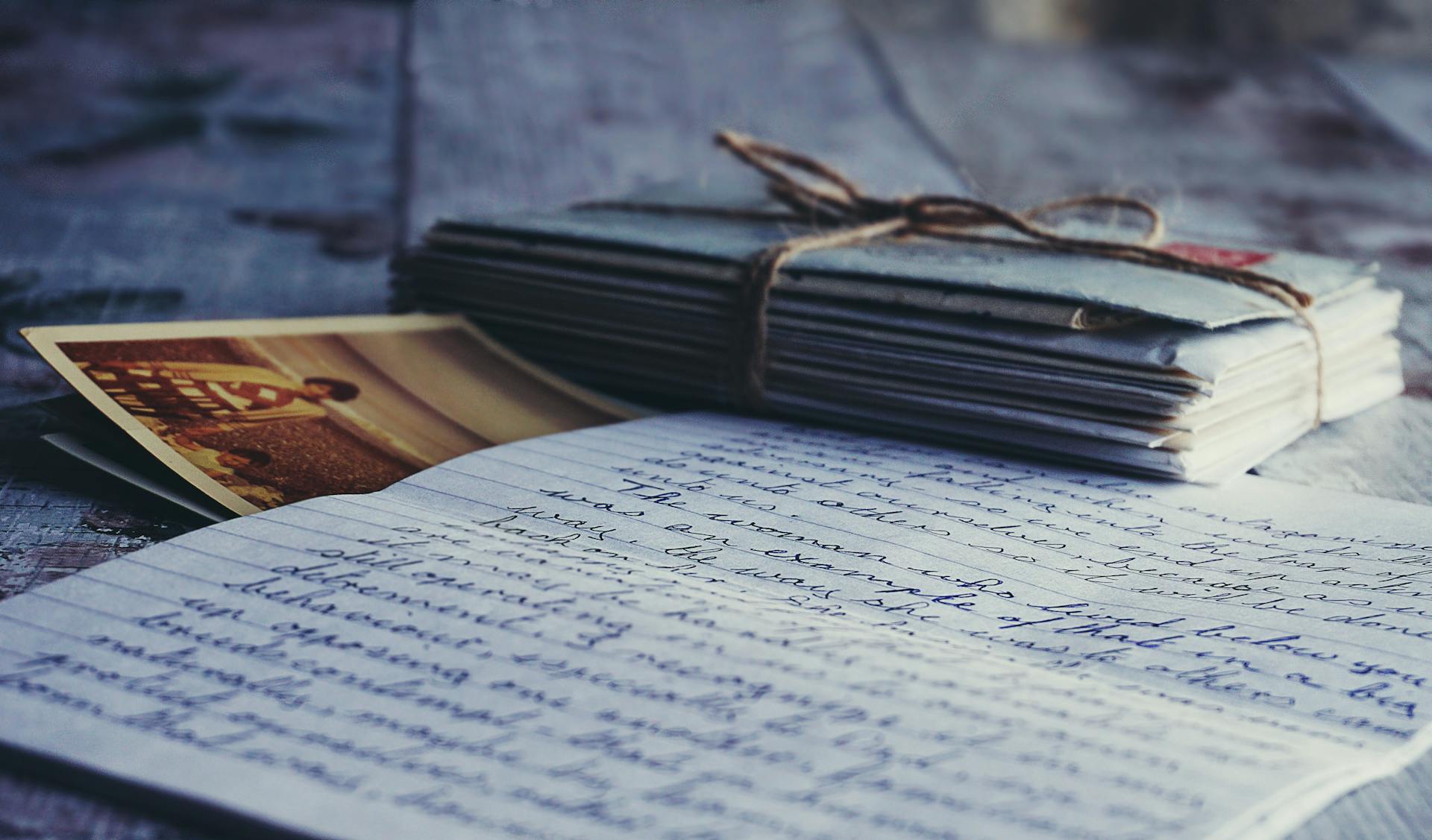 Sobres y cartas sellados | Fuente: Pexels