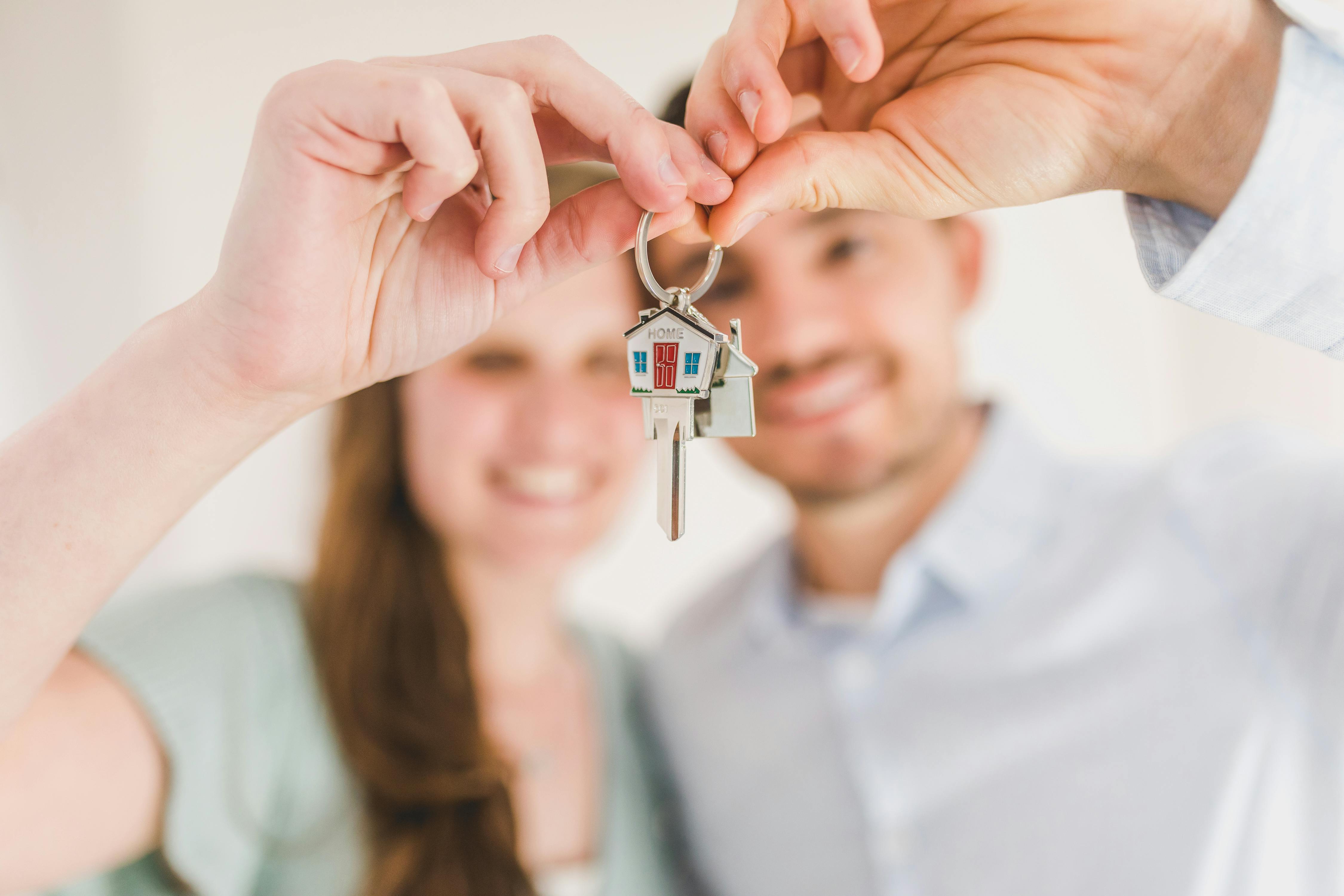 Una pareja con la llave de su nueva casa | Fuente: Pexels