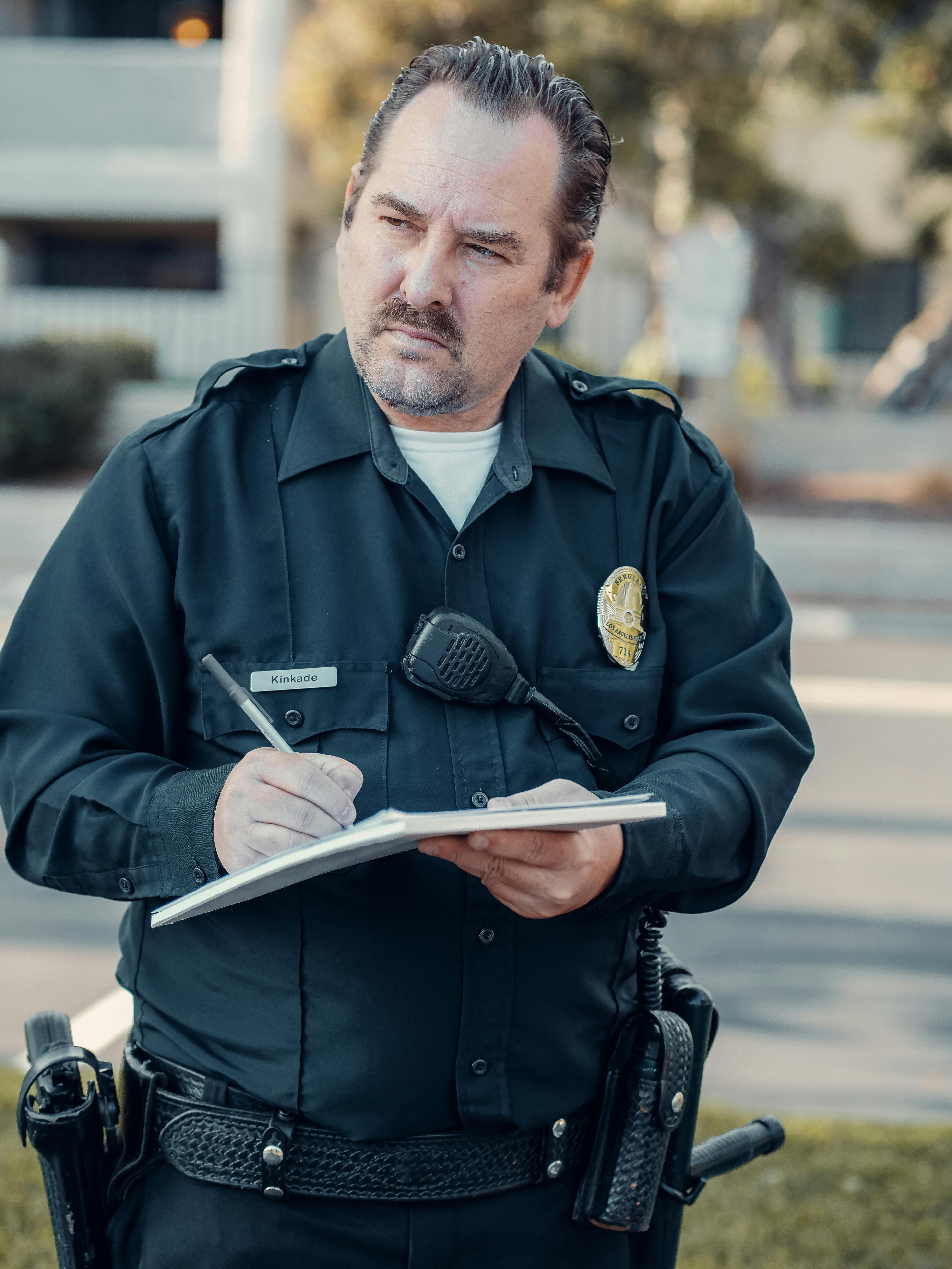 Un policía escribiendo algo | Fuente: Pexels