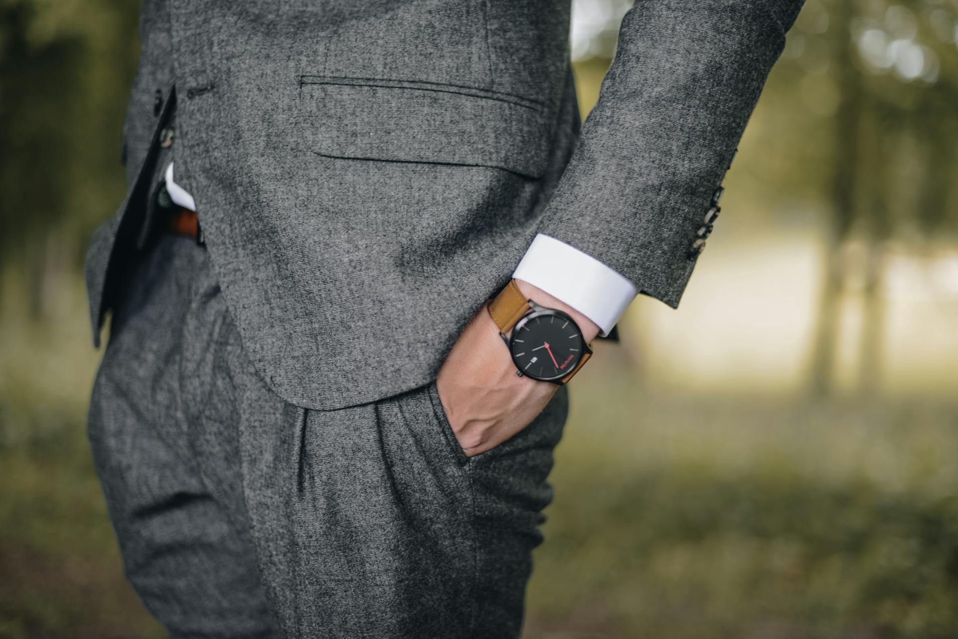 Hombre con traje gris y las manos en los bolsillos | Fuente: Pexels