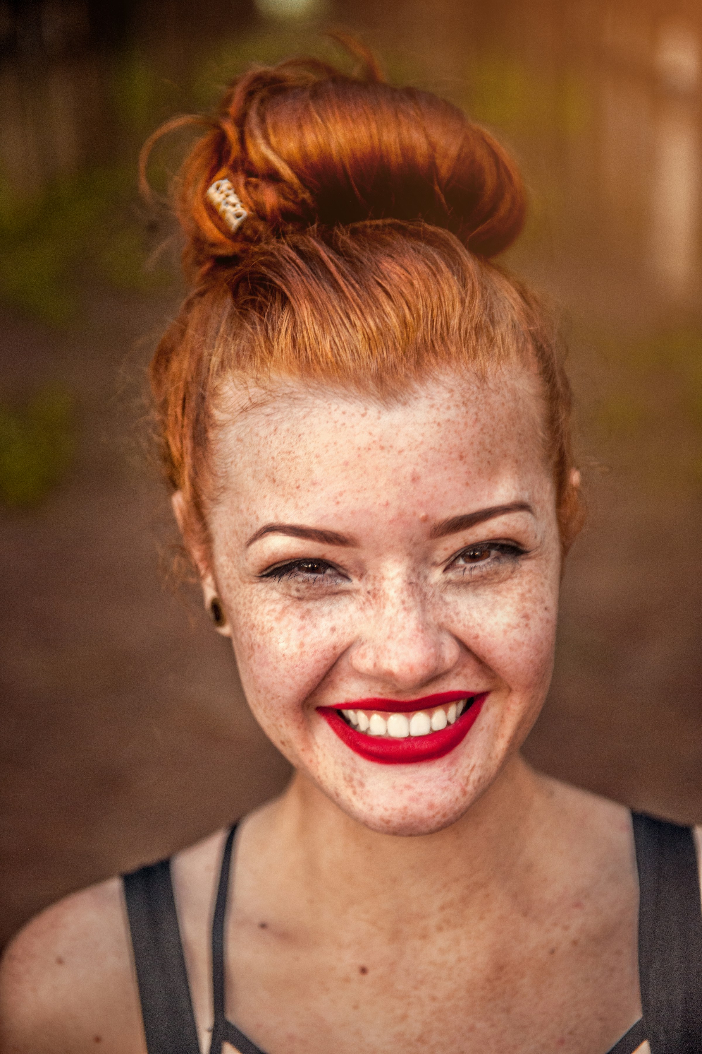 Una mujer pelirroja con los labios pintados de rojo | Fuente: Unsplash