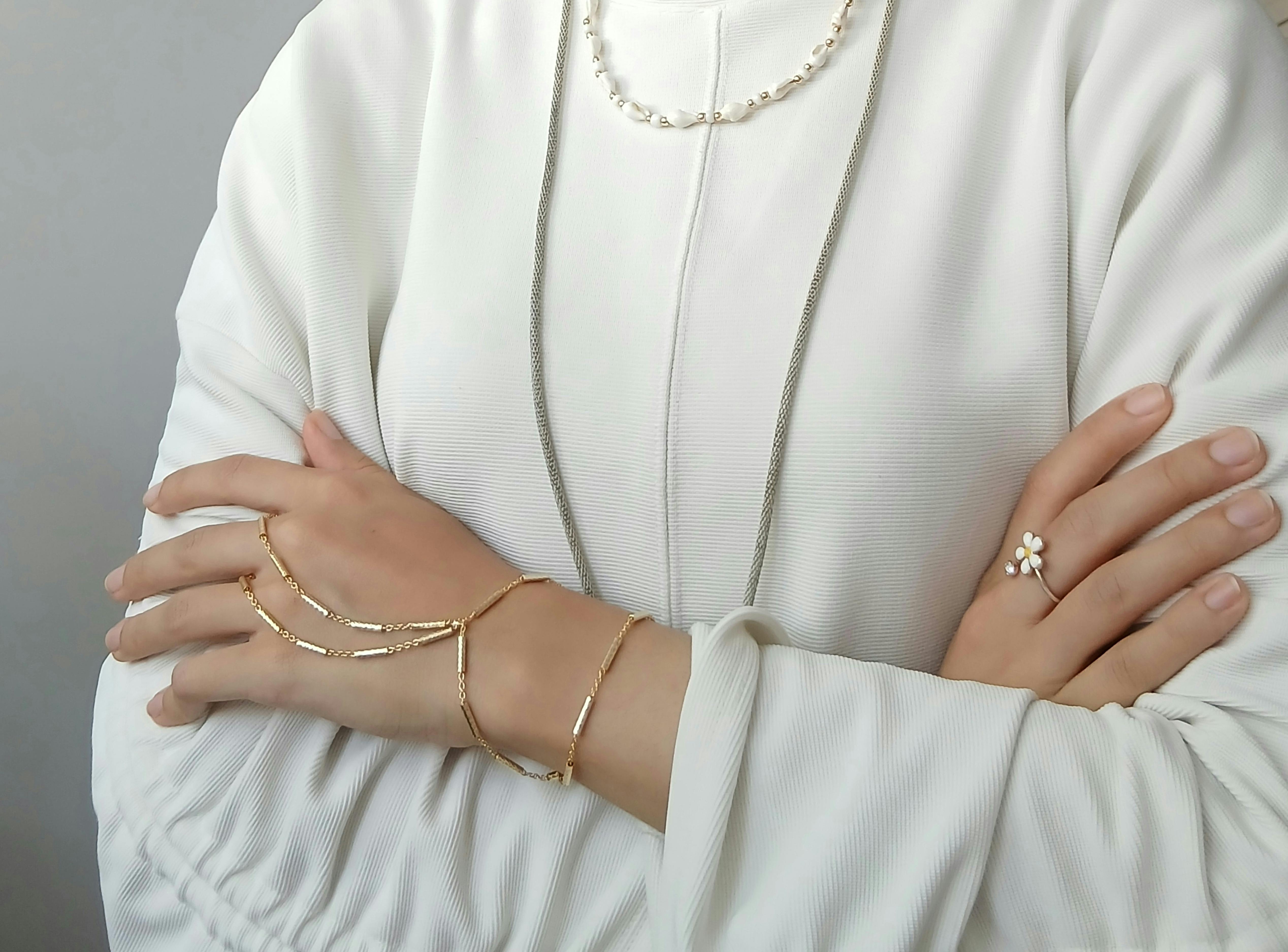 Una mujer con los brazos cruzados | Fuente: Pexels