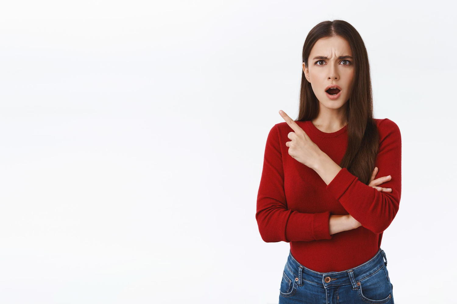 Una mujer enfadada gesticulando a alguien para que se marche | Fuente: Freepik