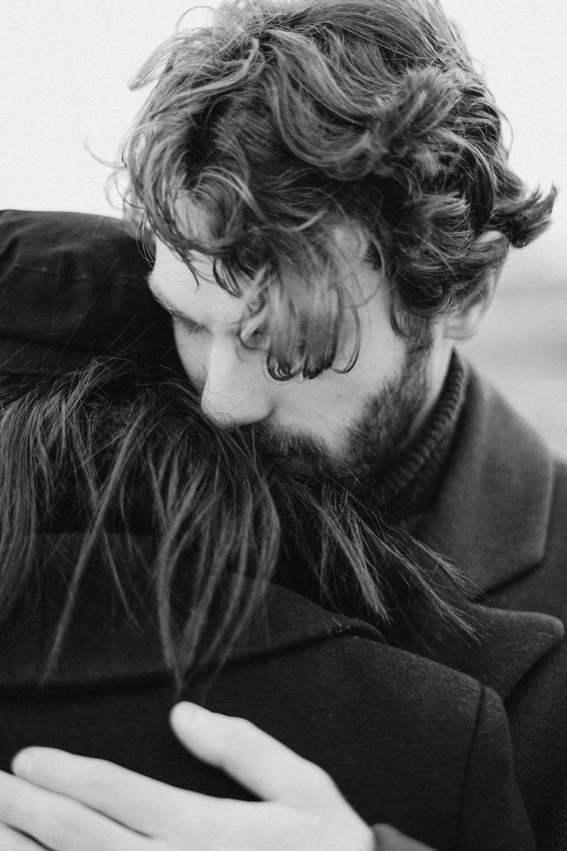 Una foto en escala de grises de una pareja abrazándose | Fuente: Pexels