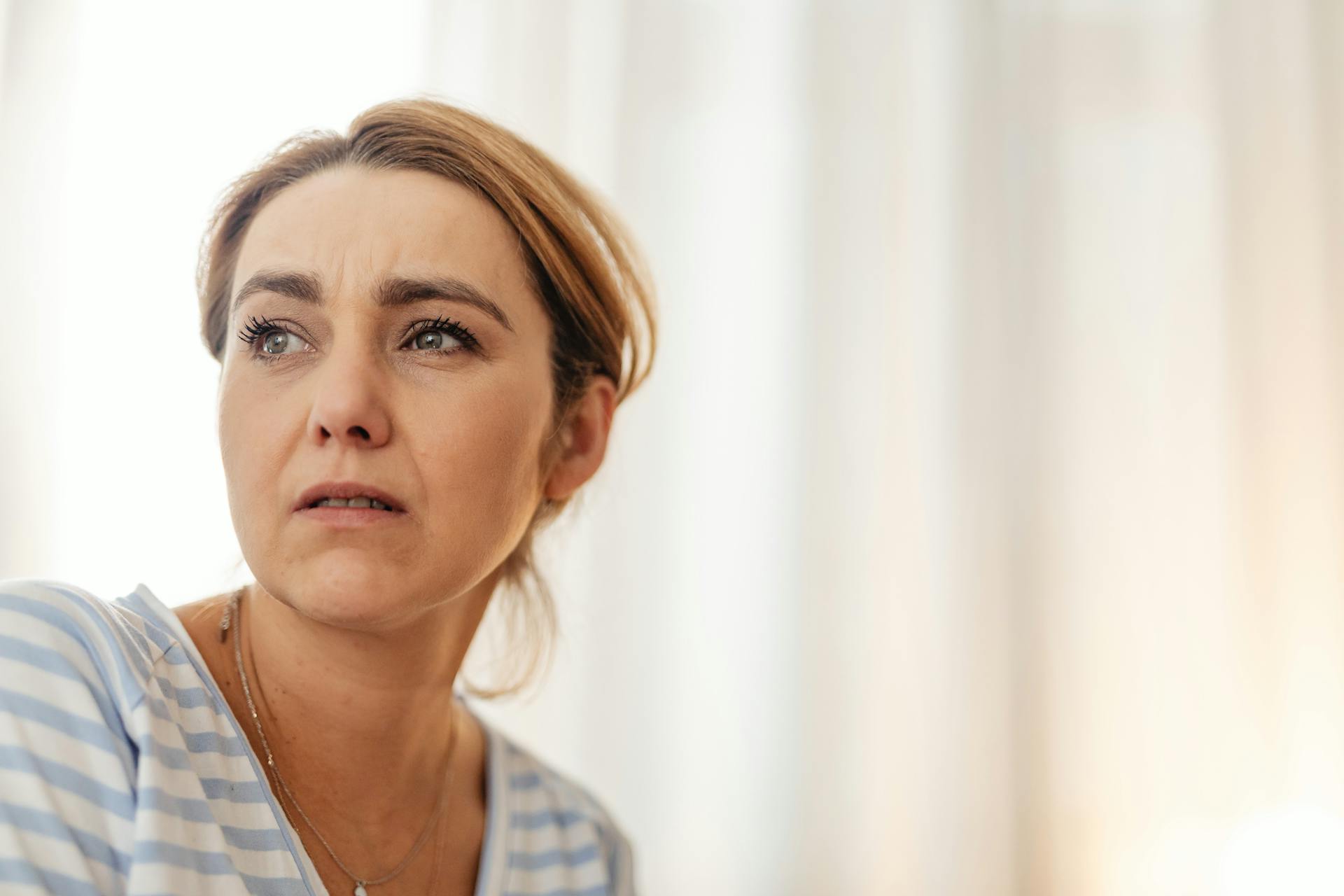 Una mujer reflexiva | Fuente: Pexels