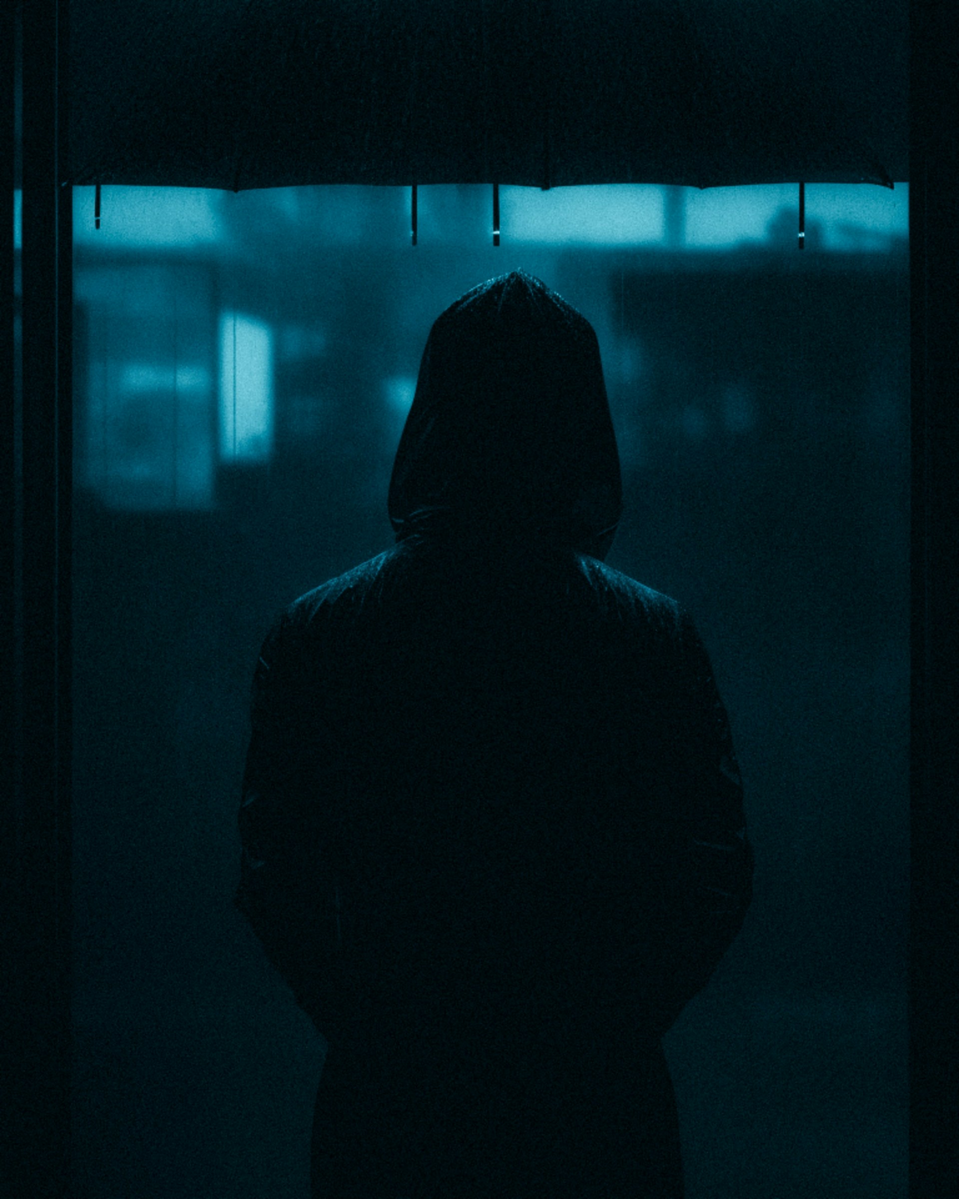 Silueta de un hombre con capucha | Fuente: Unsplash