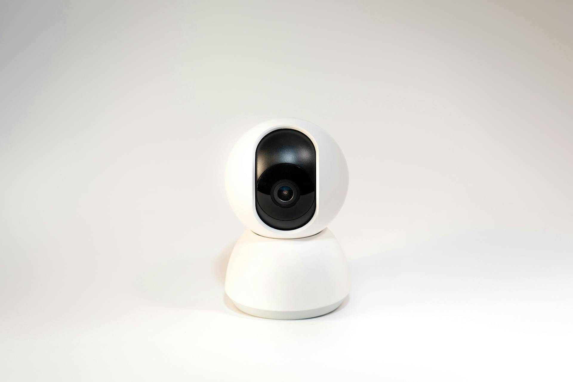Una cámara de seguridad doméstica inteligente | Fuente: Pexels